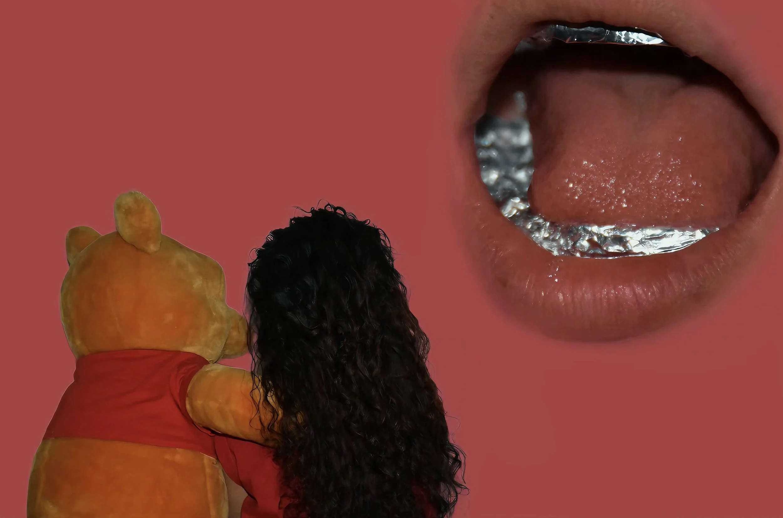 Un biglietto con un disegno di un orsetto di pezza seduto con una persona con i capelli ricci, di schiena, che lo abbraccia, sullo sfondo rosa. A destra, una bocca aperta con la lingua e il dorso della lingua visibili.