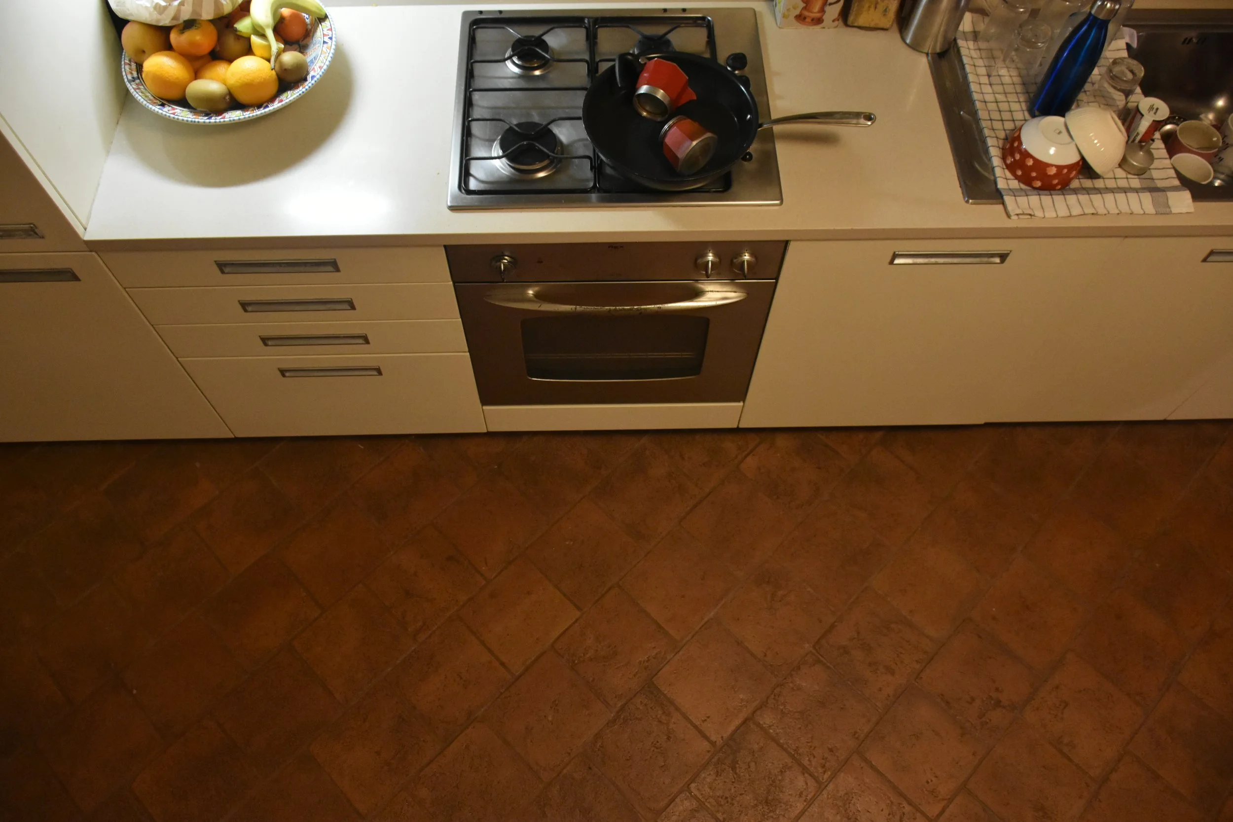 cucina con moka e arance