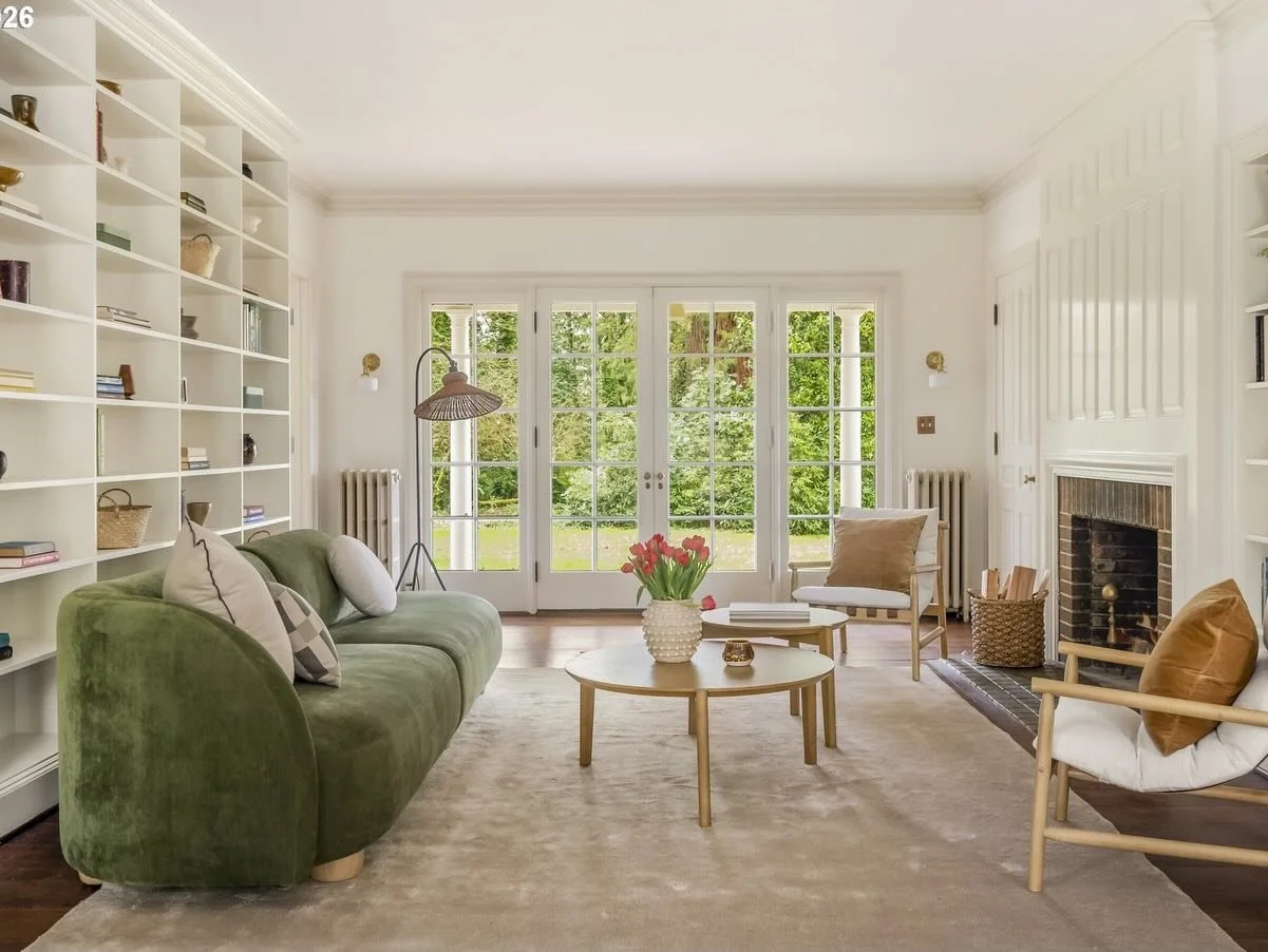 As a fellow Milwaukian (is that how you spell it 🤔), when Taryn saw this house her jaw dropped

AND it&rsquo;s on almost 3 acres?! Get outta here

This stately 5 bed, 5.5 bath house is straight out of a Jane Austen novel. It&rsquo;s beyond perfectio