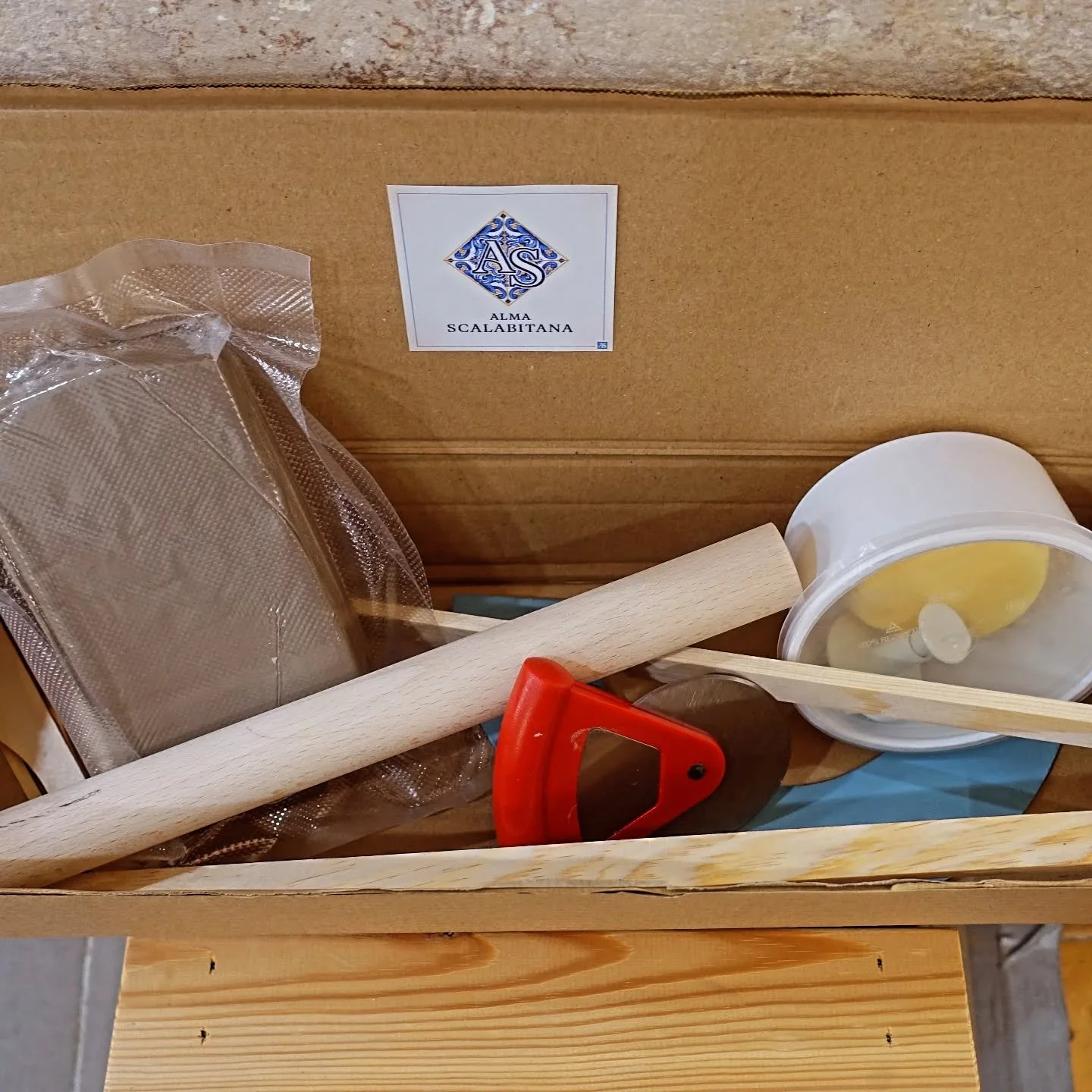 Na&nbsp;Alma Scalabitana, acreditamos que o artesanato deve ser vivido e experienciado com tempo...

&Eacute; por isso que cri&aacute;mos o nosso&nbsp;Kit DIY de Barro para fazer em casa! Agora pode explorar o barro ao seu ritmo: experimentar, brinca