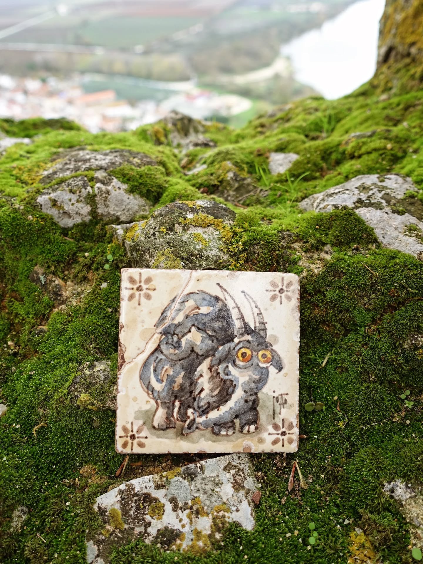 Parece antigo&hellip; mas n&atilde;o &eacute;!

Cada azulejo do mestre azulejista Jo&atilde;o Costa Duarte &eacute; pintado &agrave; m&atilde;o, utilizando t&eacute;cnicas especializadas que recriam a atmosfera da antiguidade.

N&atilde;o estragamos 