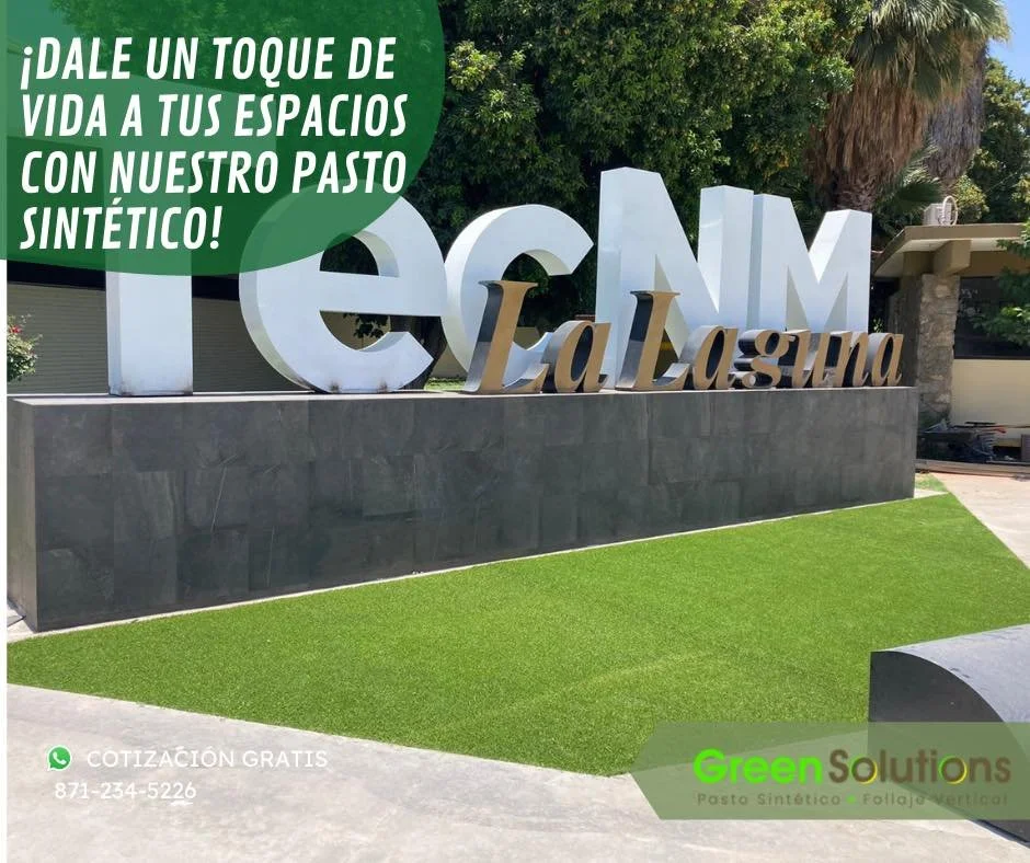 Cartel publicitario con letras grandes que dice '&iexcl;Dale un toque de vida a tus espacios con nuestro pasto sint&eacute;tico!', en un entorno exterior con jard&iacute;n de pasto artificial, y logotipo de Green Solutions.