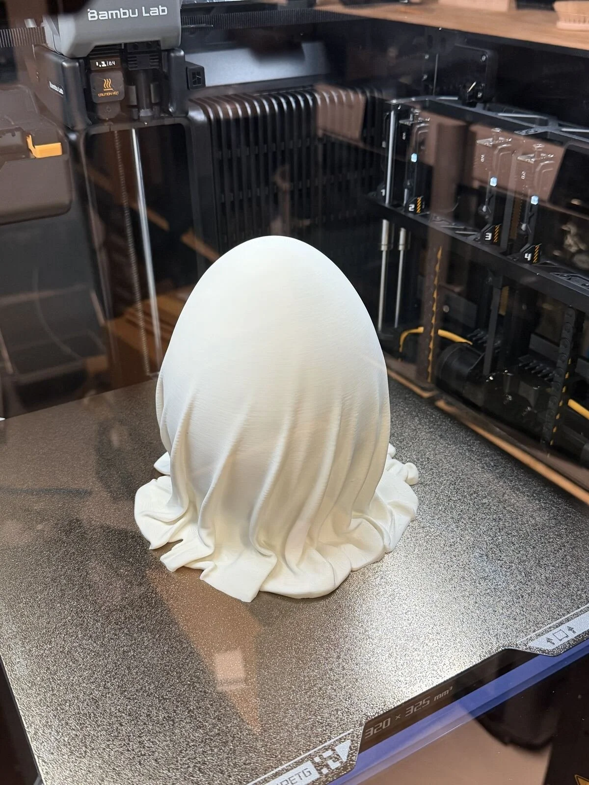 Weiße 3D-gedruckte Geisterfigur auf dem Druckbett eines Bambu Lab 3D-Druckers