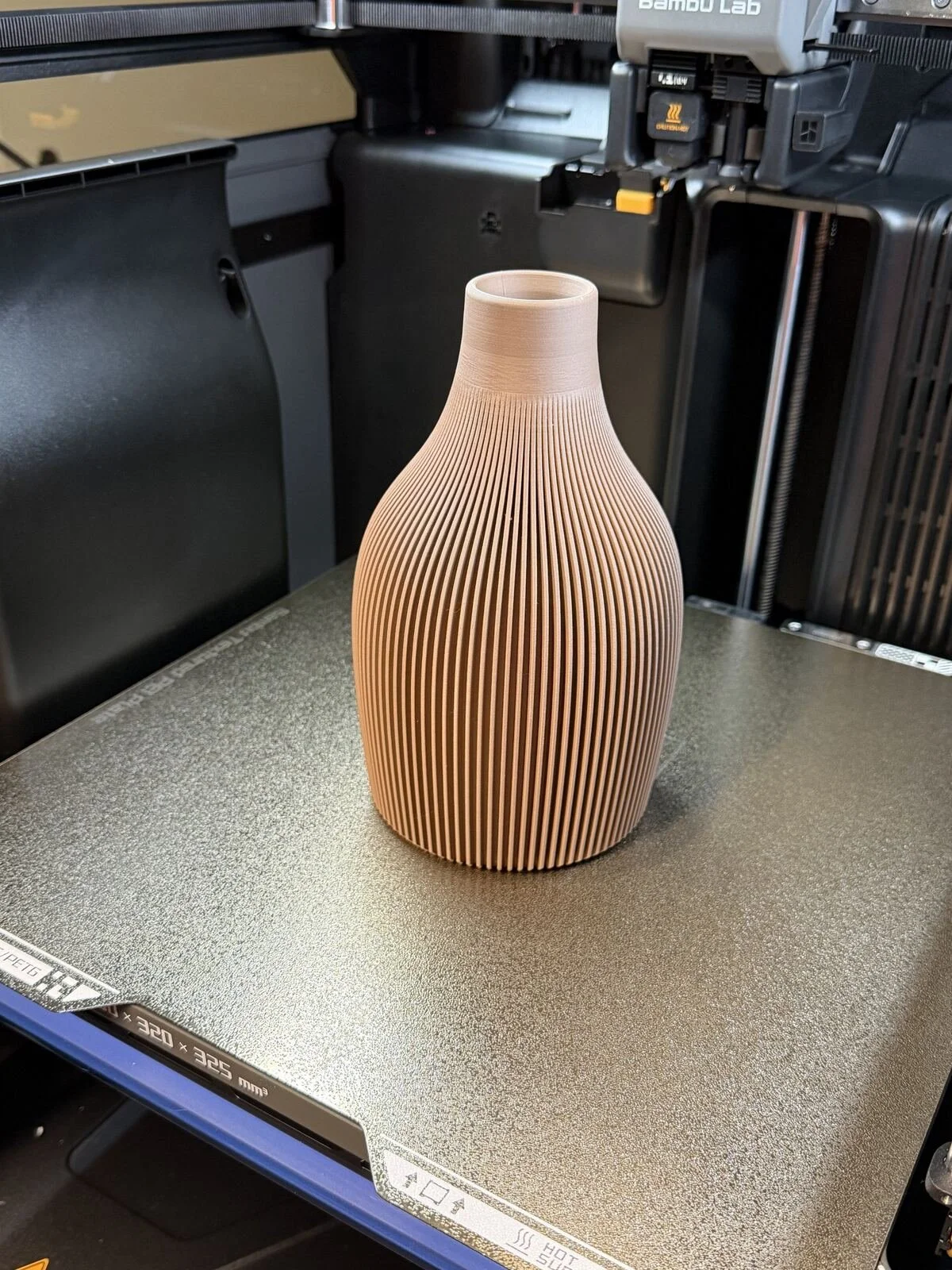 Rosafarbene gerippte Vase aus dem 3D-Druck auf einem Bambu Lab Druckbett