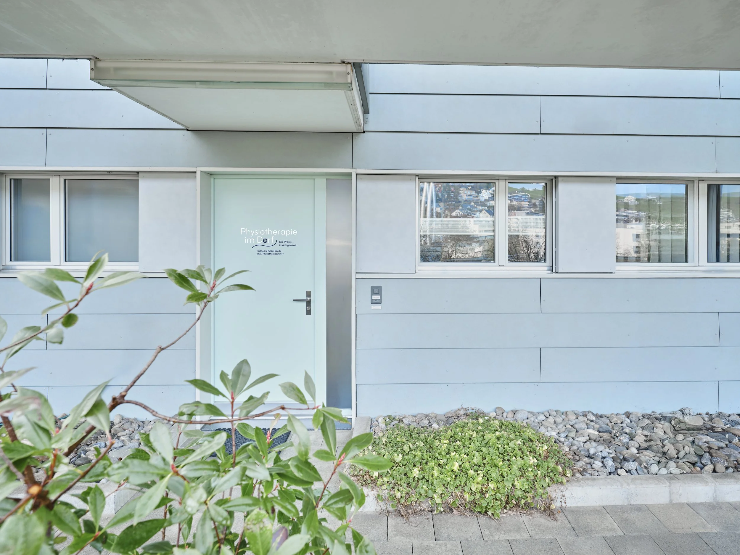 physio-im-dorf-adligenswil-physiotherapie-schulter-catherine-keller-praxis-eingang-2.jpg