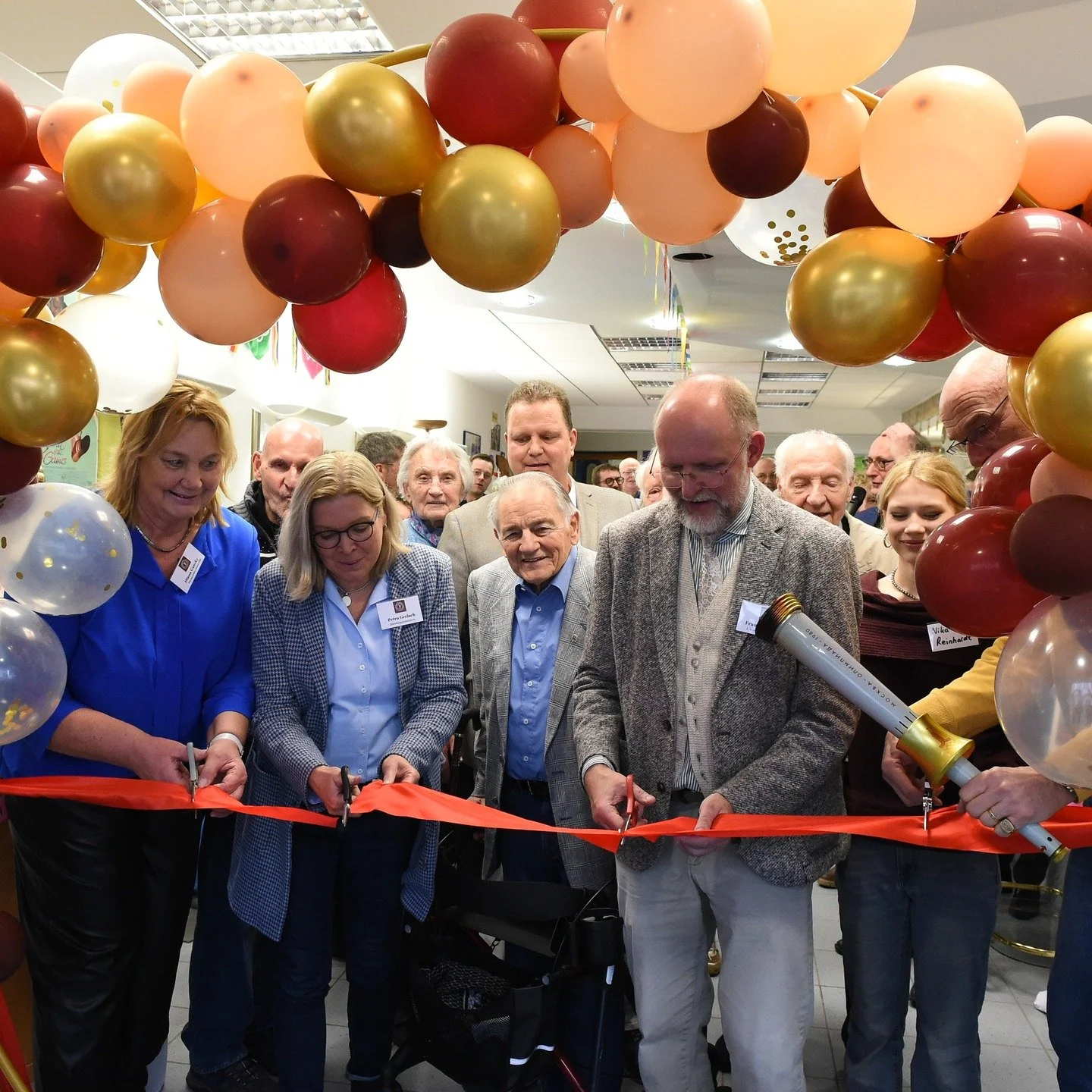 Und damit ist es amtlich: Zusammen mit Sportlern und OB _petragerlach_ er&ouml;ffnet der erste Vorsitzende des Tr&auml;gervereins, Frank #Scheffka, das #SPORTLER-Museum in @delmenhorst_de . 👏🔥🥇

Weitere Infos unter https://sportler-museum.de/.