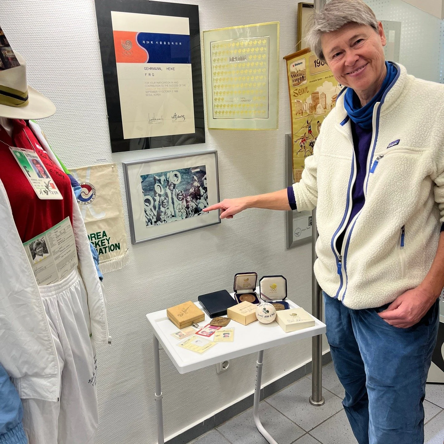 Gruppenbild mit Tennis-Legende: Bei der Er&ouml;ffnungsfeier der Olympischen Sommerspiele 1988 in #Seoul lief Hockeyspielerin Heike #Gehrmann neben Steffi #Graf ins Stadion. Das gemeinsame Foto ging um die Welt - und h&auml;ngt heute mit Widmung im n