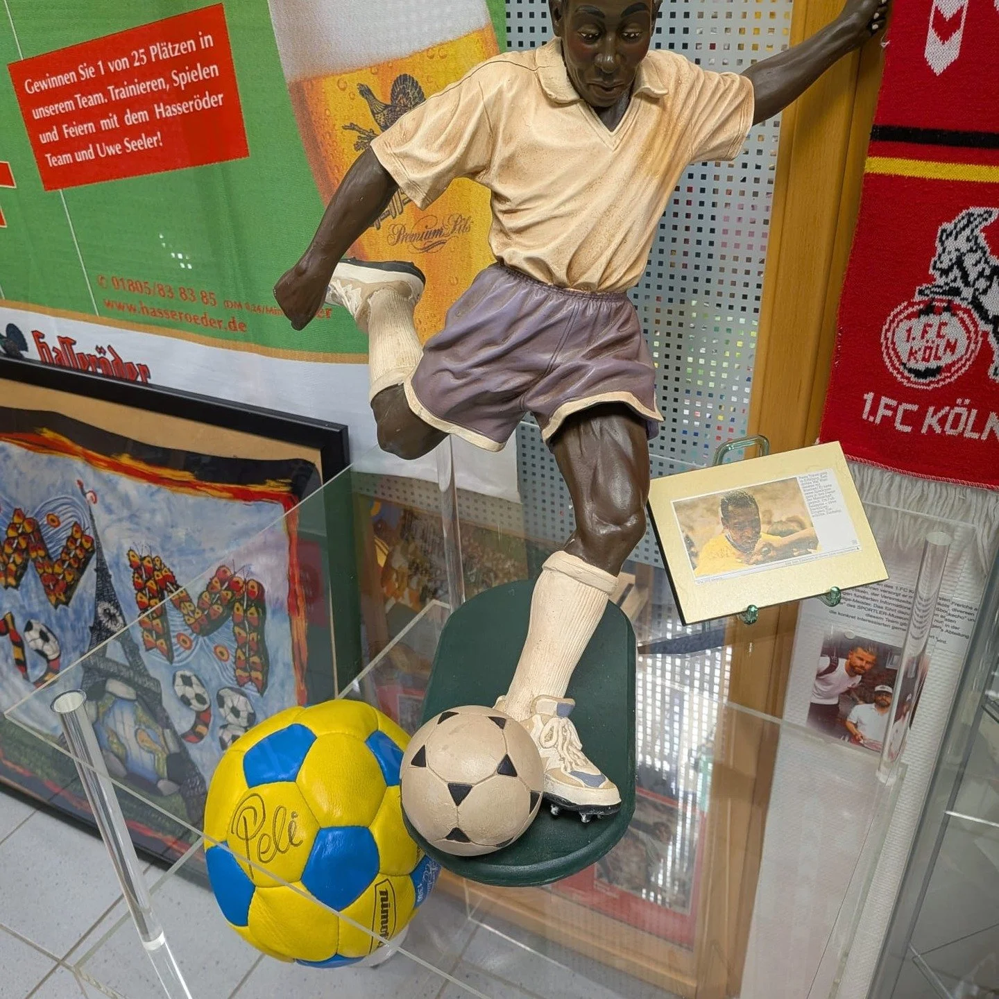 Als Statue und Autogrammball ist der legend&auml;re @pele schon jetzt im #SPORTLER-Museum @delmenhorst_de vertreten. ⚽ Am Dienstag, 14. April, kommt nun auch ein von ihm getragener Fu&szlig;ballschuh zu Besuch. Ihn bringt "Mister #PUMA" Hel