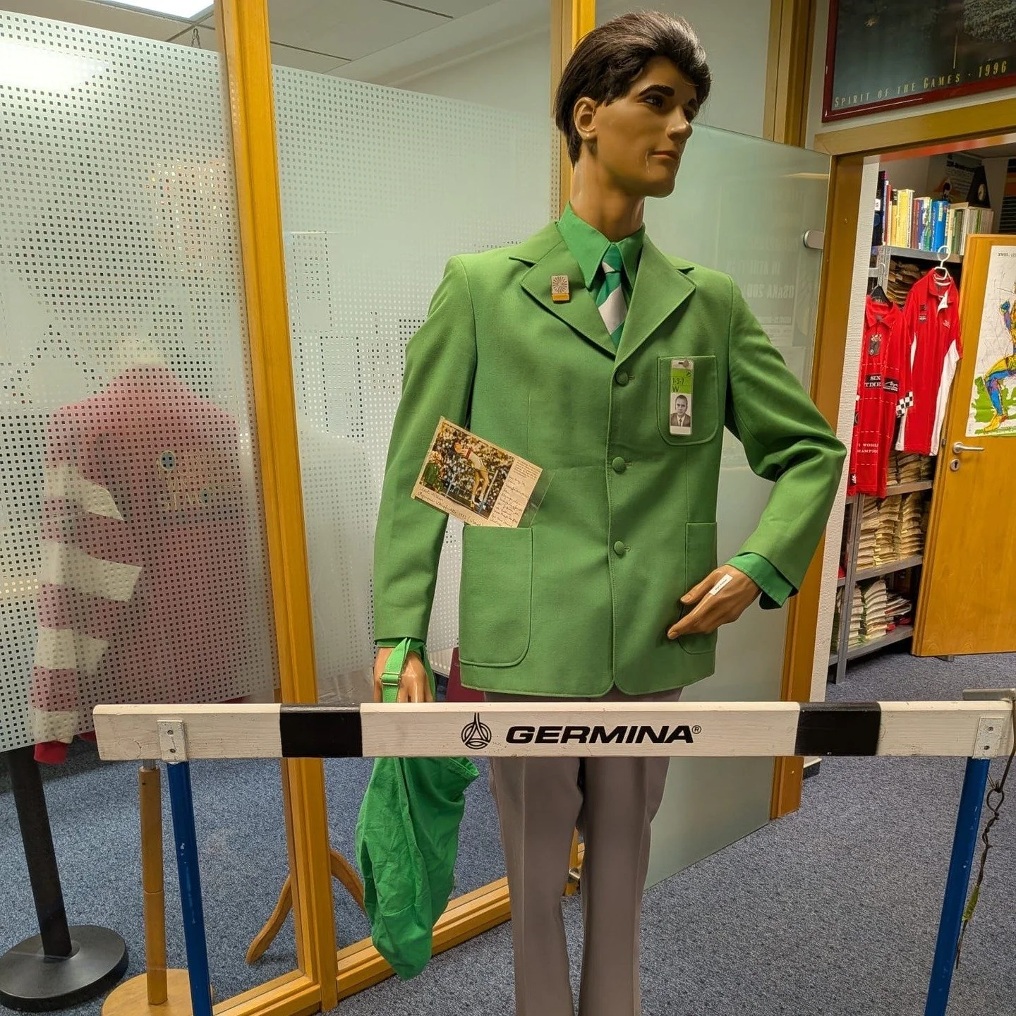 HERE WE GO - unser Oster-Countdown startet... 💪💪💪

Jeden Tag zeigen wir Euch ein besonderes St&uuml;ck aus dem SPORTLER-Museum @delmenhorst_de . Heute: eine Original-Kampfrichterkleidung von Karl Kaiser bei den @olympics 1972 in #M&uuml;nchen. Die