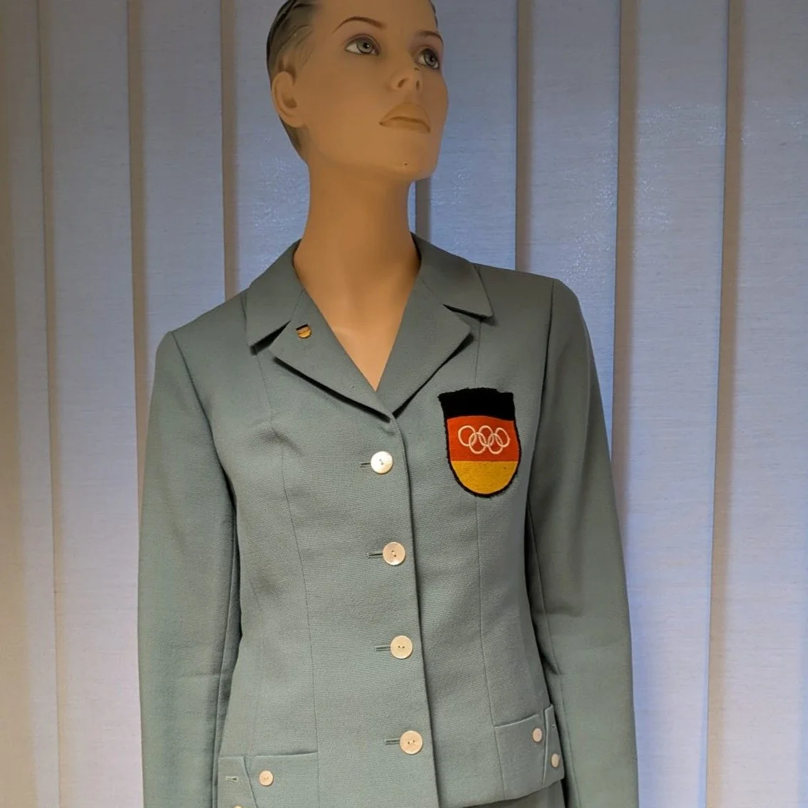 Tag 3 in unserem Oster-Countdown... 💪💪💪 
Jeden Tag zeigen wir Euch ein besonderes St&uuml;ck aus dem SPORTLER-Museum @delmenhorst_de .

Mit diesem schicken Kost&uuml;m marschierte Hochspringerin Karin Lenzke 1960 in Rom zur Olympia-Erf&ouml;ffnung