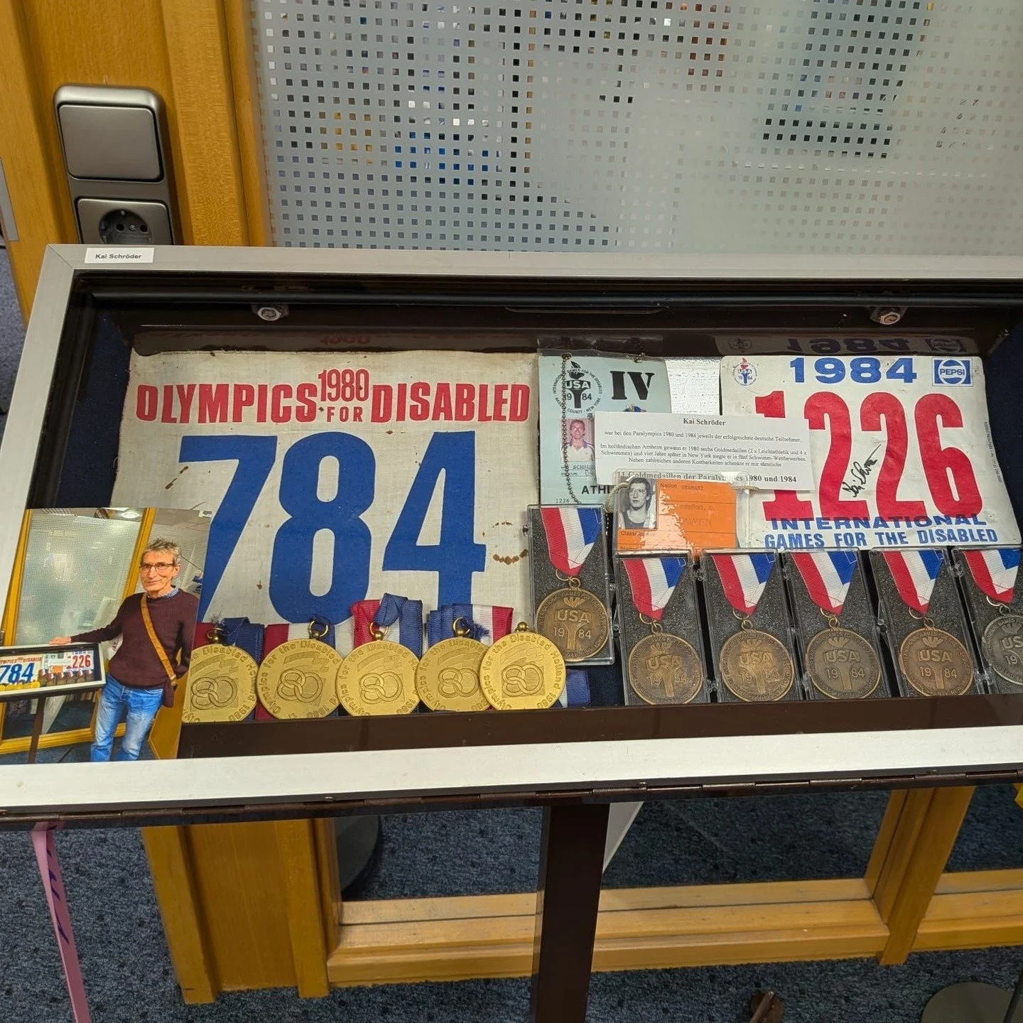 #throwbackthursdays am Gr&uuml;ndonnerstag in unserem Oster-Countdown... 💪💪💪 Jeden Tag zeigen wir Euch ein besonderes St&uuml;ck aus dem SPORTLER-Museum @delmenhorst_de .

Bei den @paralympics hat Kai #Schr&ouml;der 1980 und 1984 11 #Goldmedaillen