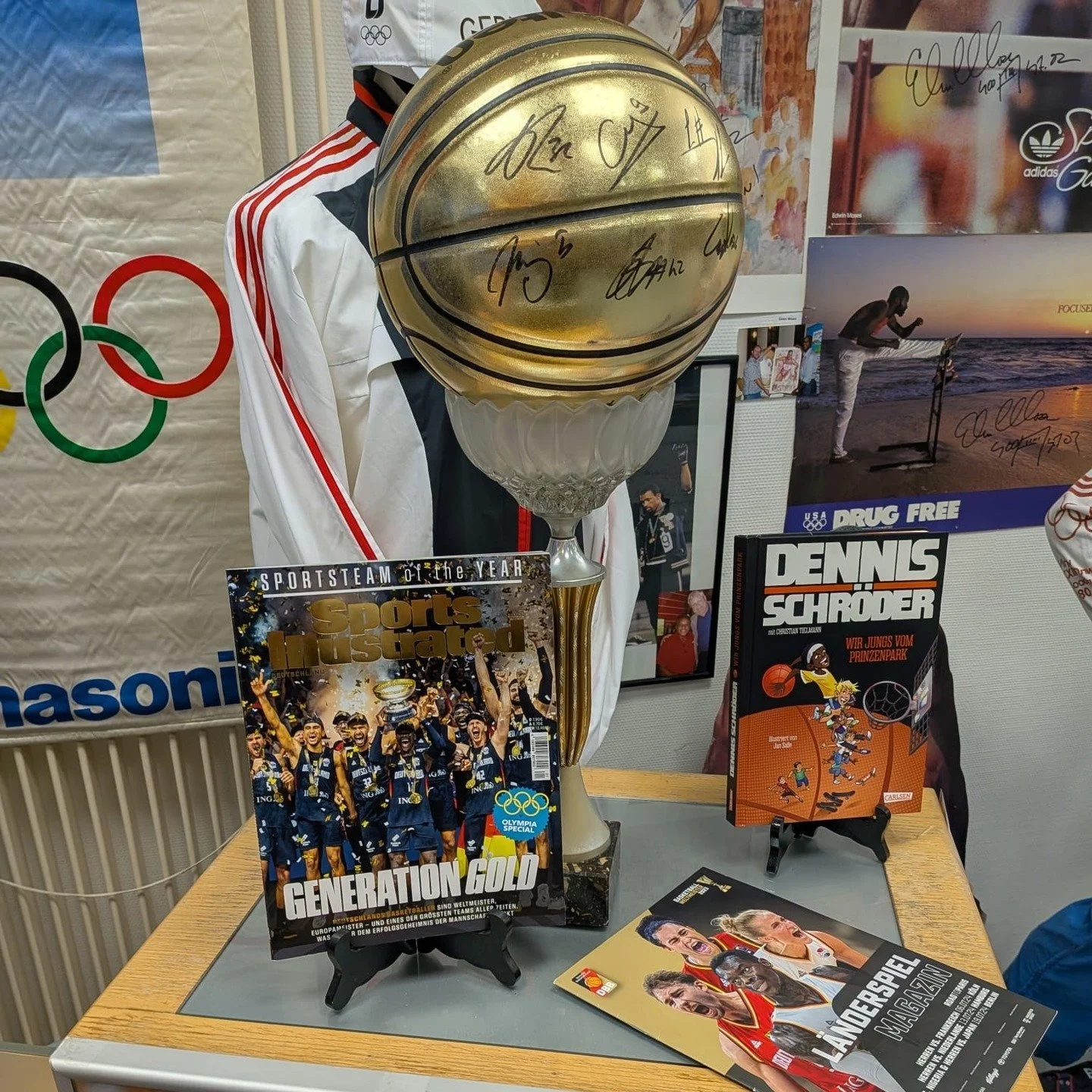 An Karfreitag gibt es einen goldenen #Basketball 🏀🏀🏀 aus dem SPORTLER-Museum Delmenhorst. Darauf haben alle deutschen #Europameister 🏆 von 2025 unterschrieben - noch ein tolles St&uuml;ck aus unserer Sammlung. @dbb_basketball 

👉 ℹ Kontakt, Muse