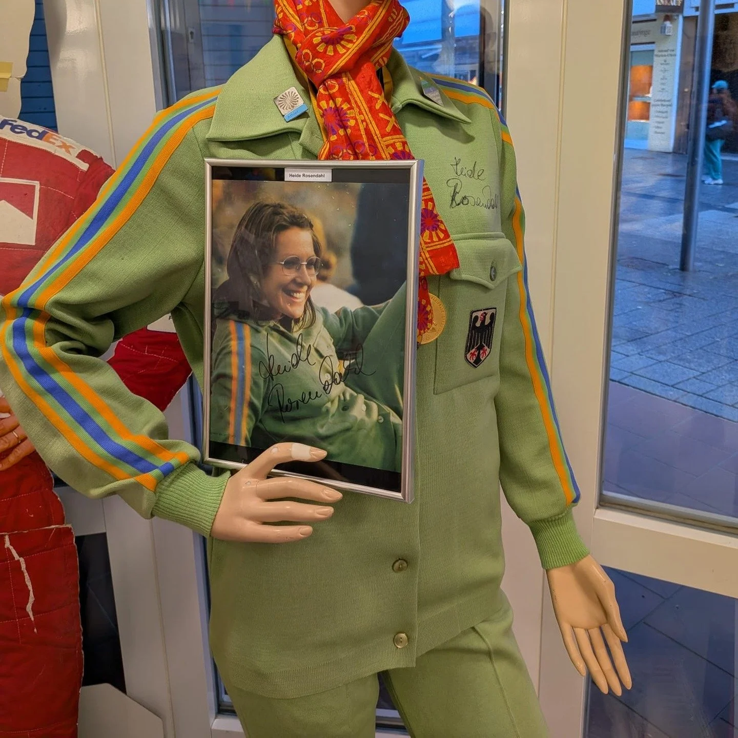 Frohe #Ostern w&uuml;nscht das Team vom #SPORTLER-Museum @delmenhorst_de mit einem ganz besonderen St&uuml;ck: einem Trainingsanzug von Heide #Rosendahl, getragen bei den @olympics 1972 in M&uuml;nchen im @olympiapark 🥇🥈🥈 @tsvbayer04_leichtathleti