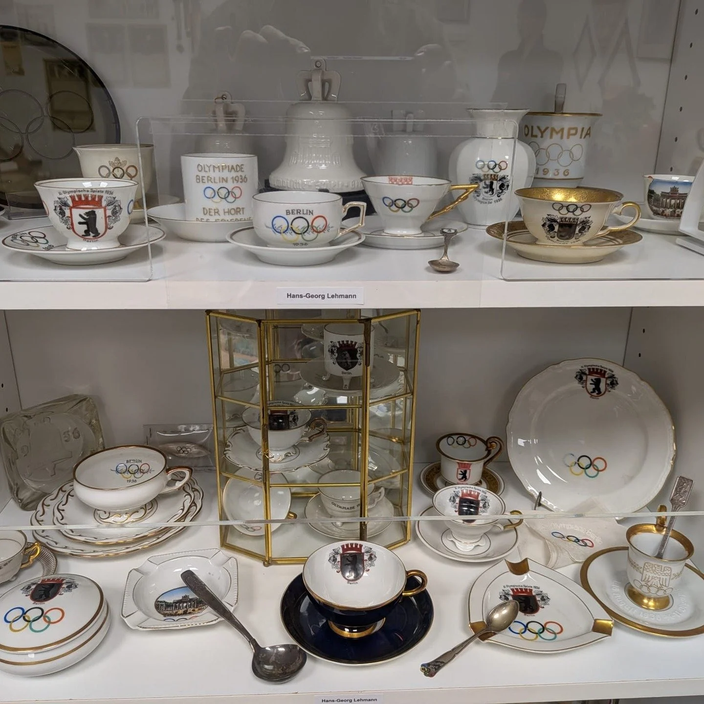 Zum Abschluss unseres Oster-Countdowns reisen wir fast 90 Jahre in die Vergangenheit... 💪💪💪

Dieses Prozellan wurde zu den @olympics 1936 in #Berlin vertrieben und steht heute im #SPORTLER-Museum in @delmenhorst_de 🥇 @olympiastadionberlin @berlin