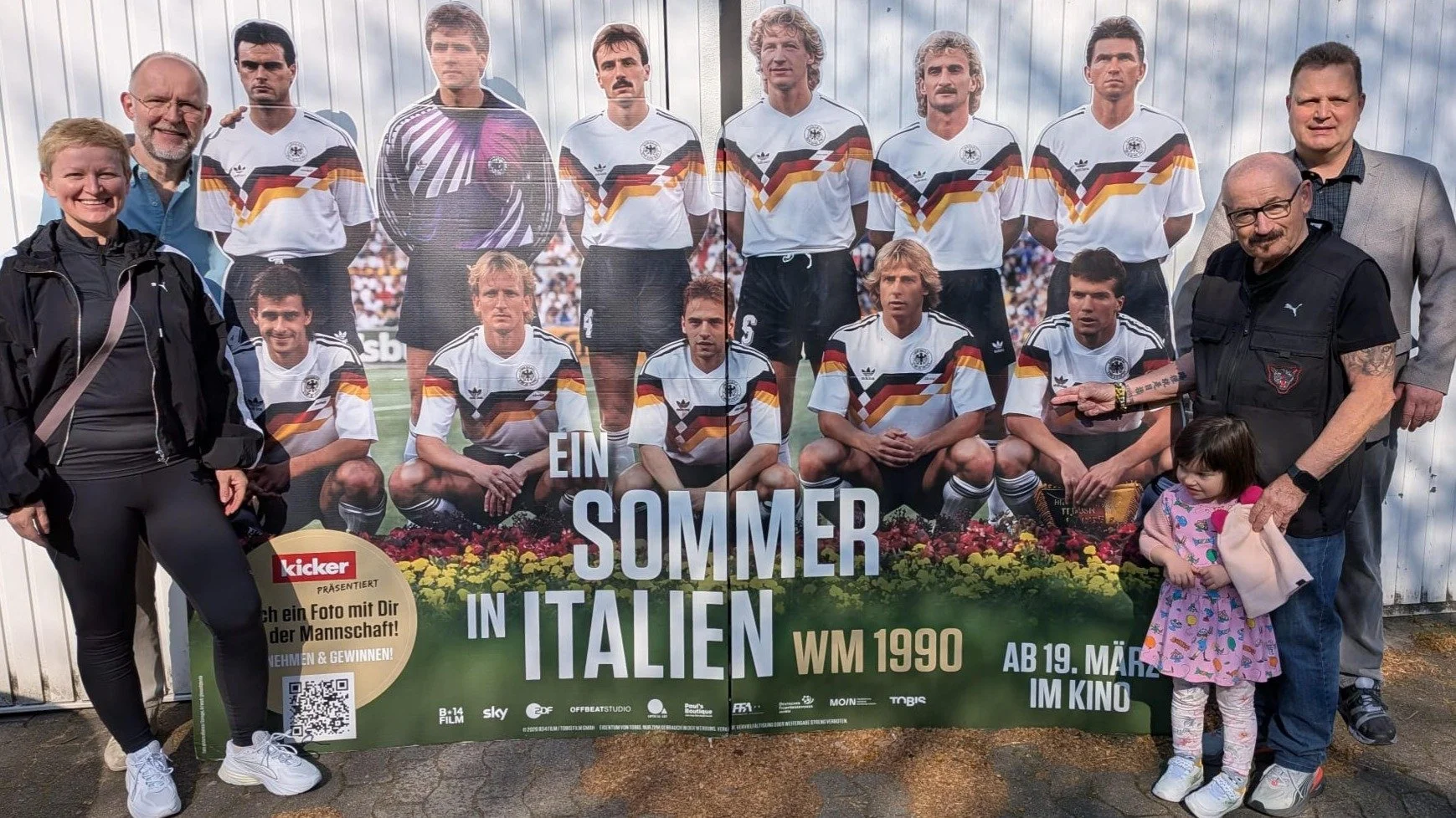 Gruppenbild mit Weltmeistern: ⚽🏆 Mit einem Bild der #WM-Elf von 1990 posieren hier unser Gast "Mister #PUMA" Helmut Fischer mit Familie sowie unsere Vorst&auml;ndler Frank Scheffka und Carsten Schmidt. 👏

👉 ℹ Kontakt, Museumsf&uuml;hrung