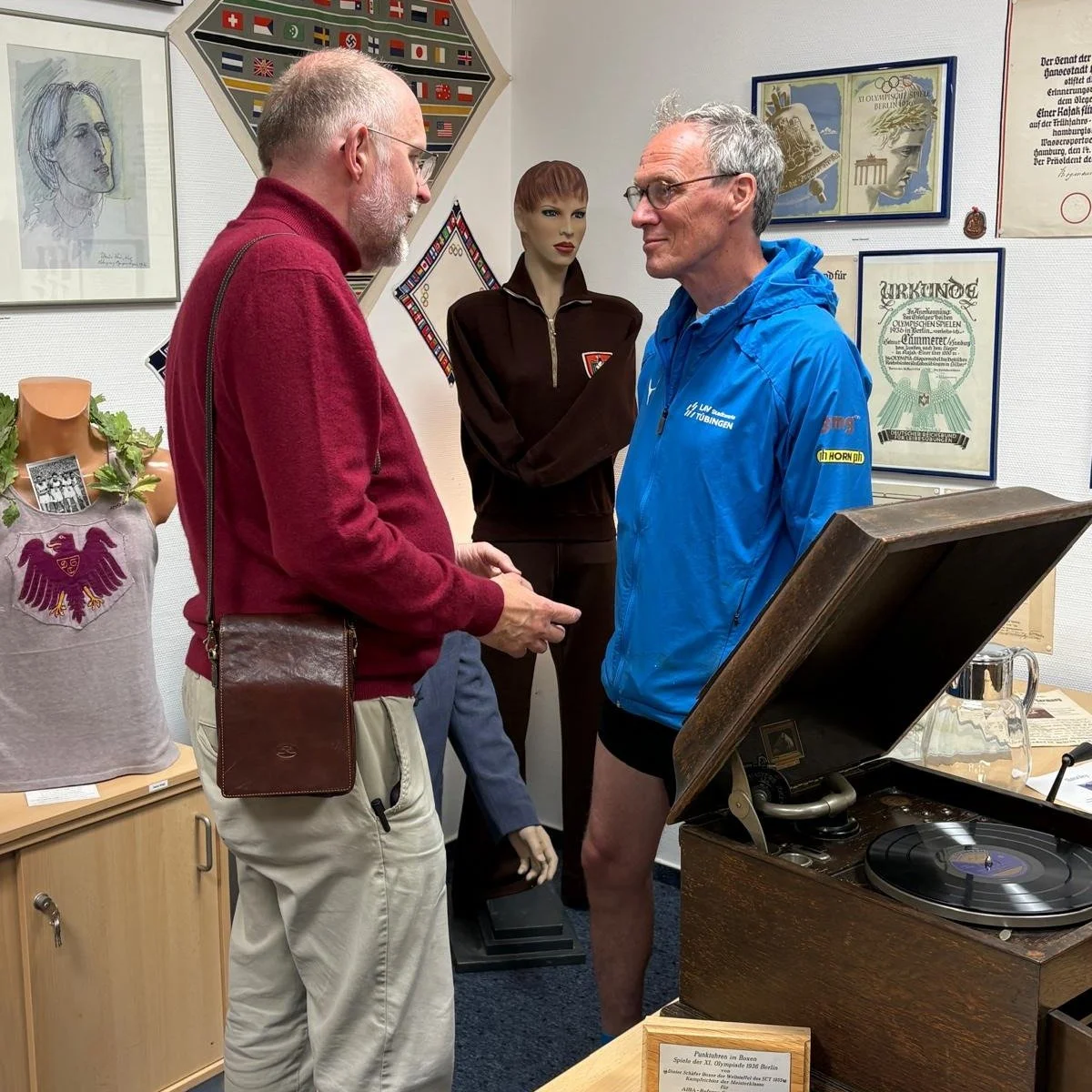 Was die hier alles haben! 👏🔥👍💪Dieter #Baumann zeigte sich schwer beeindruckt, als er von Museumsgr&uuml;nder Frank Scheffka durch das #SPORTLER-Museum in @delmenhorst_de gef&uuml;hrt wurde. Der Olympiasieger von 1992 🥇 lie&szlig; sich am Rande d
