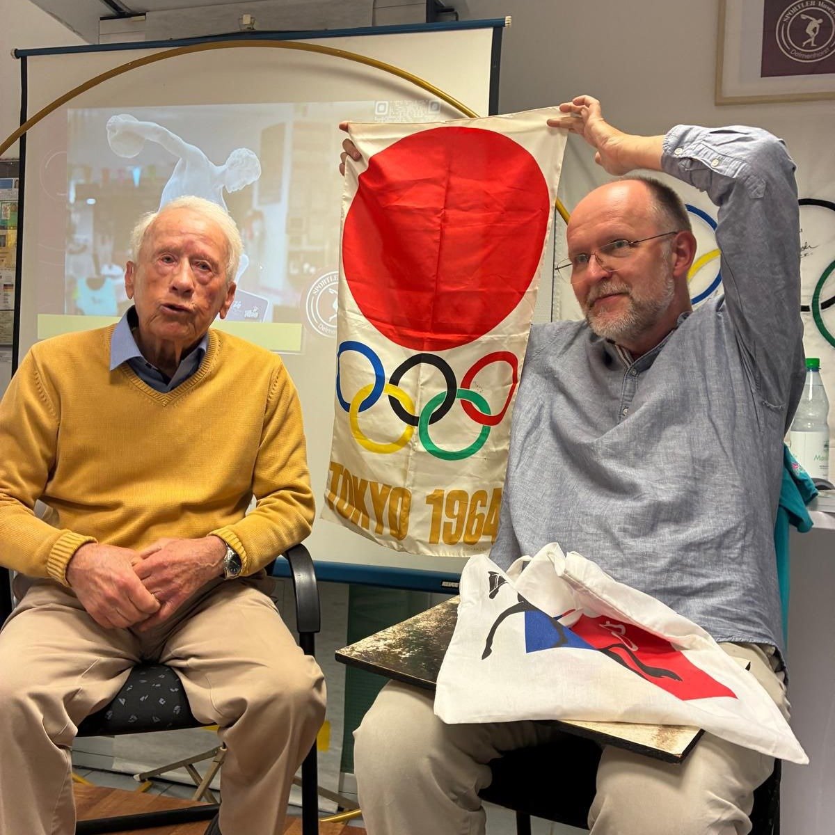 Erinnerungen an #Tokio1964: 🏇 Vielseitigkeitsreiter Horst #Karsten, mittlerweile 90 Jahre alt, errang vor 62 Jahren eine #Olympia-Medaille 🥉 in Japan. Zusammen mit Museumsgr&uuml;nder Frank #Scheffka blickt er bei seinem Besuch im SPORTLER-Museum @