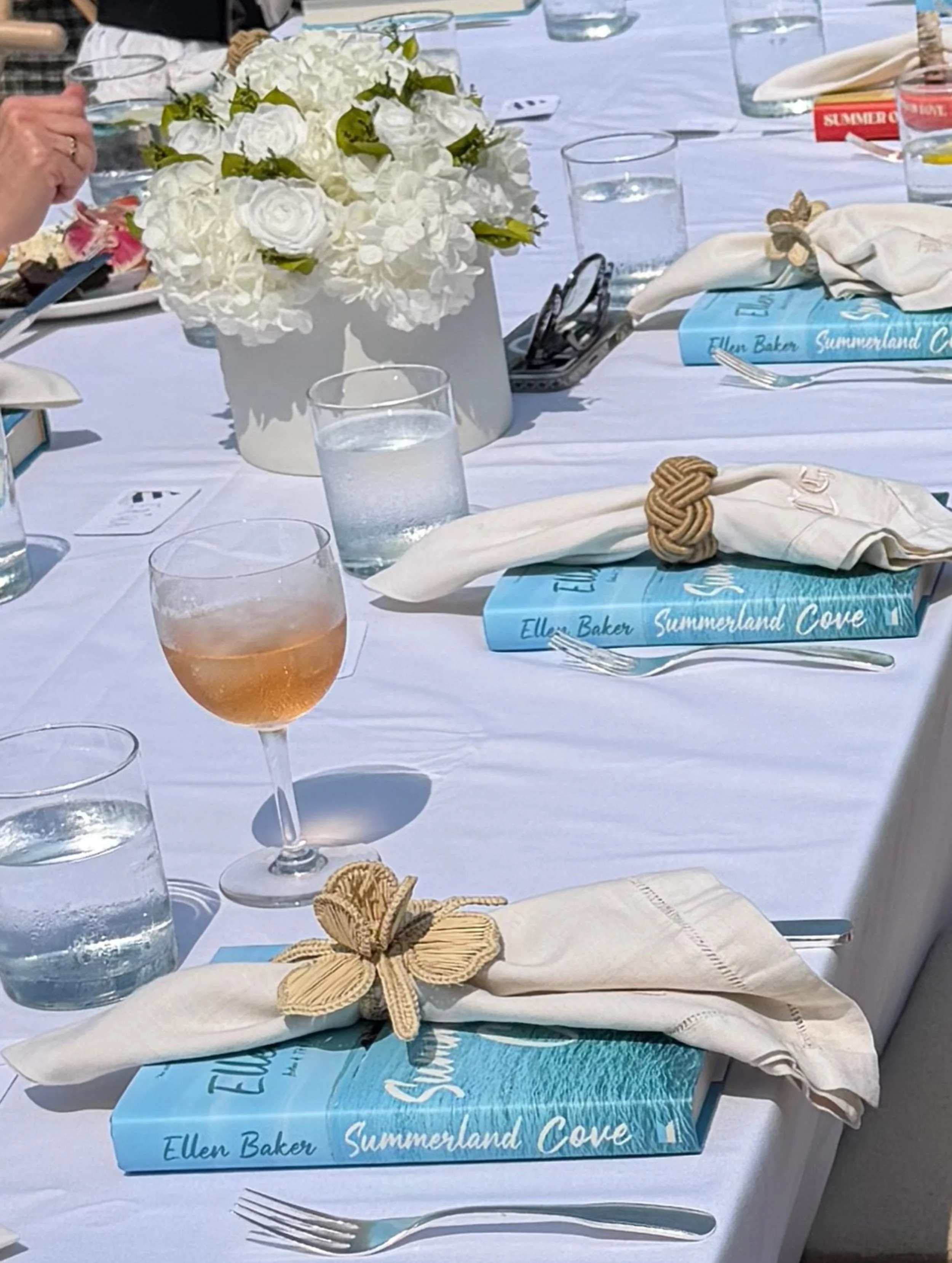 So fun to see my novel SUMMERLAND COVE featured at this gorgeous VIP party in the Hamptons for @balharbourmagazine ! Thank you to the hosts with additional thanks to the @women.books.and.more podcast and @marinerbooks @harpercollins ! Listen to my co