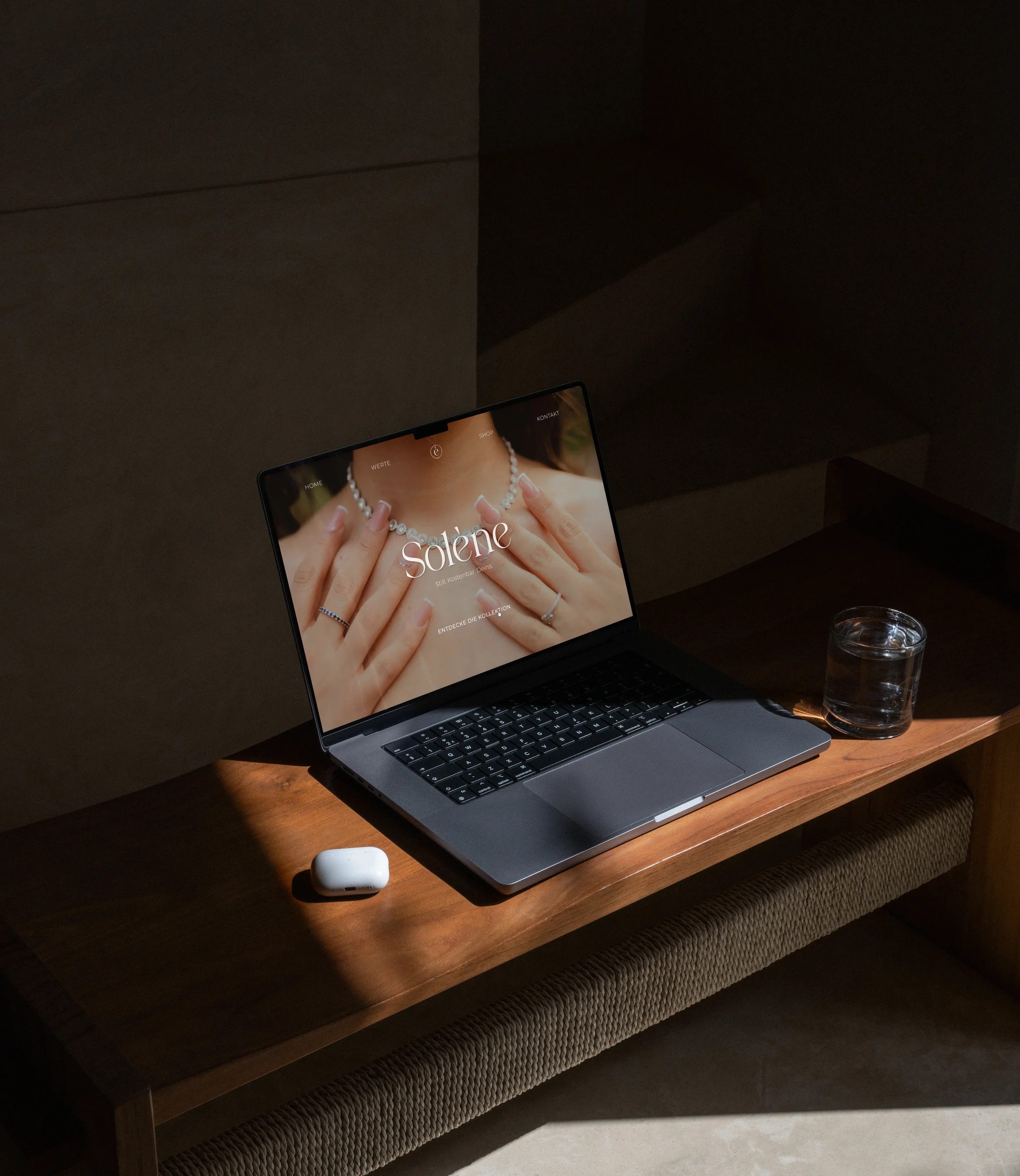 Ein geöffneter Laptop der eine Website zeigt.