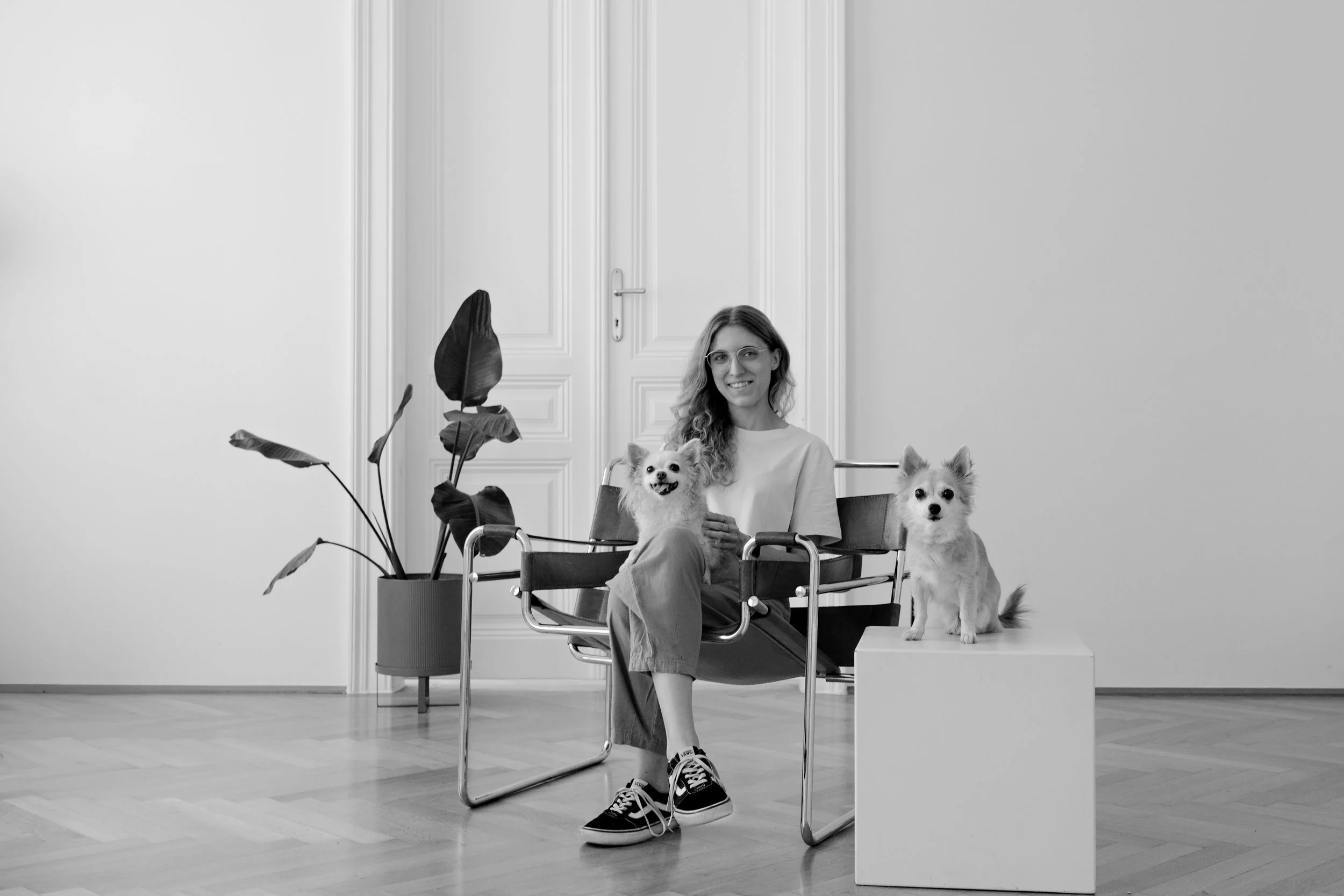 Eine lächelnde Frau mit zwei Hunden. Sie ist Celina Klestorfer, Webdesignerin aus Wien.