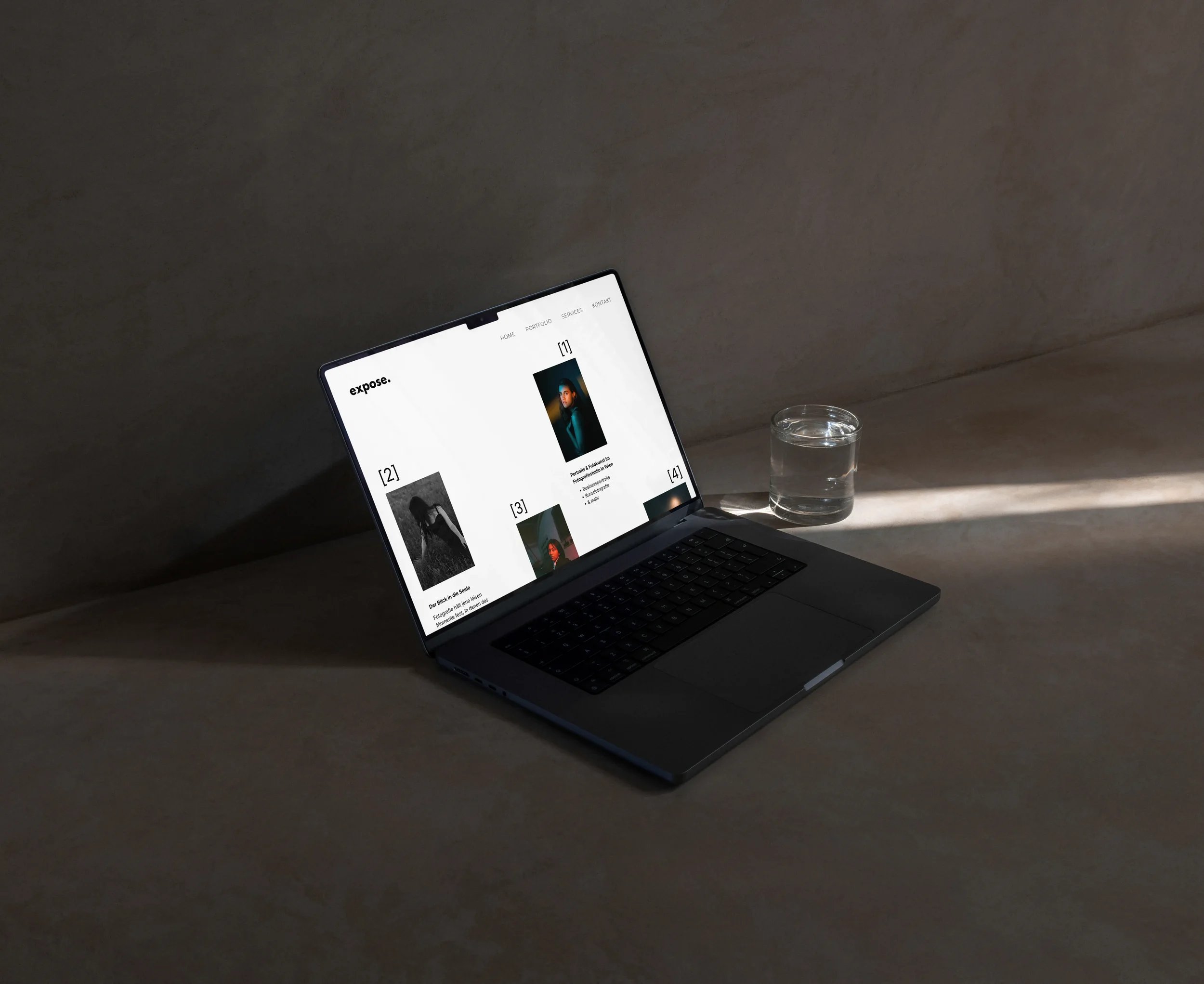 Eine Website eines Fotografen auf einem Macbook dargestellt.