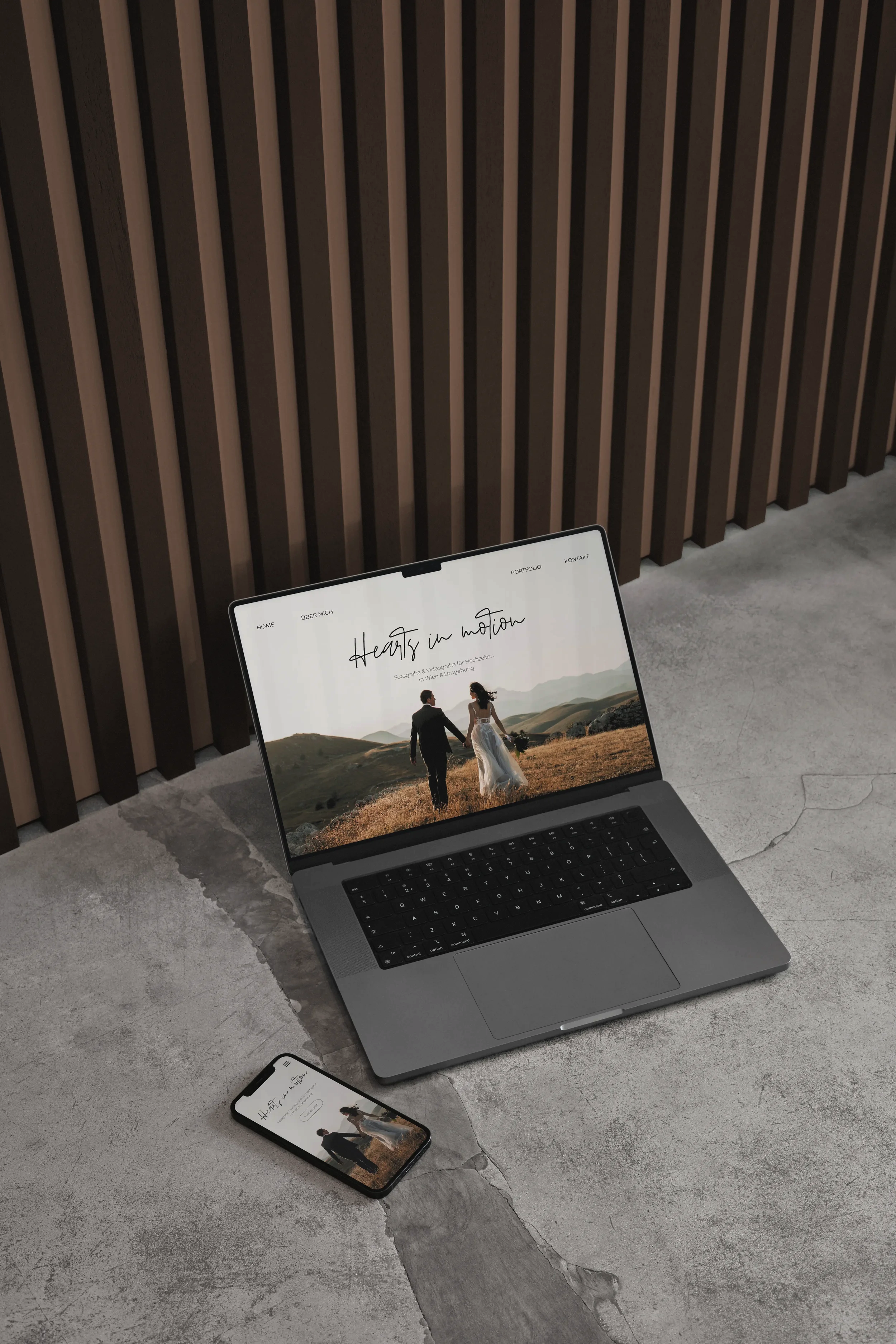 Ein Notebook und ein Smartphone, die eine Website eines Hochzeitsfotografen zeigen.