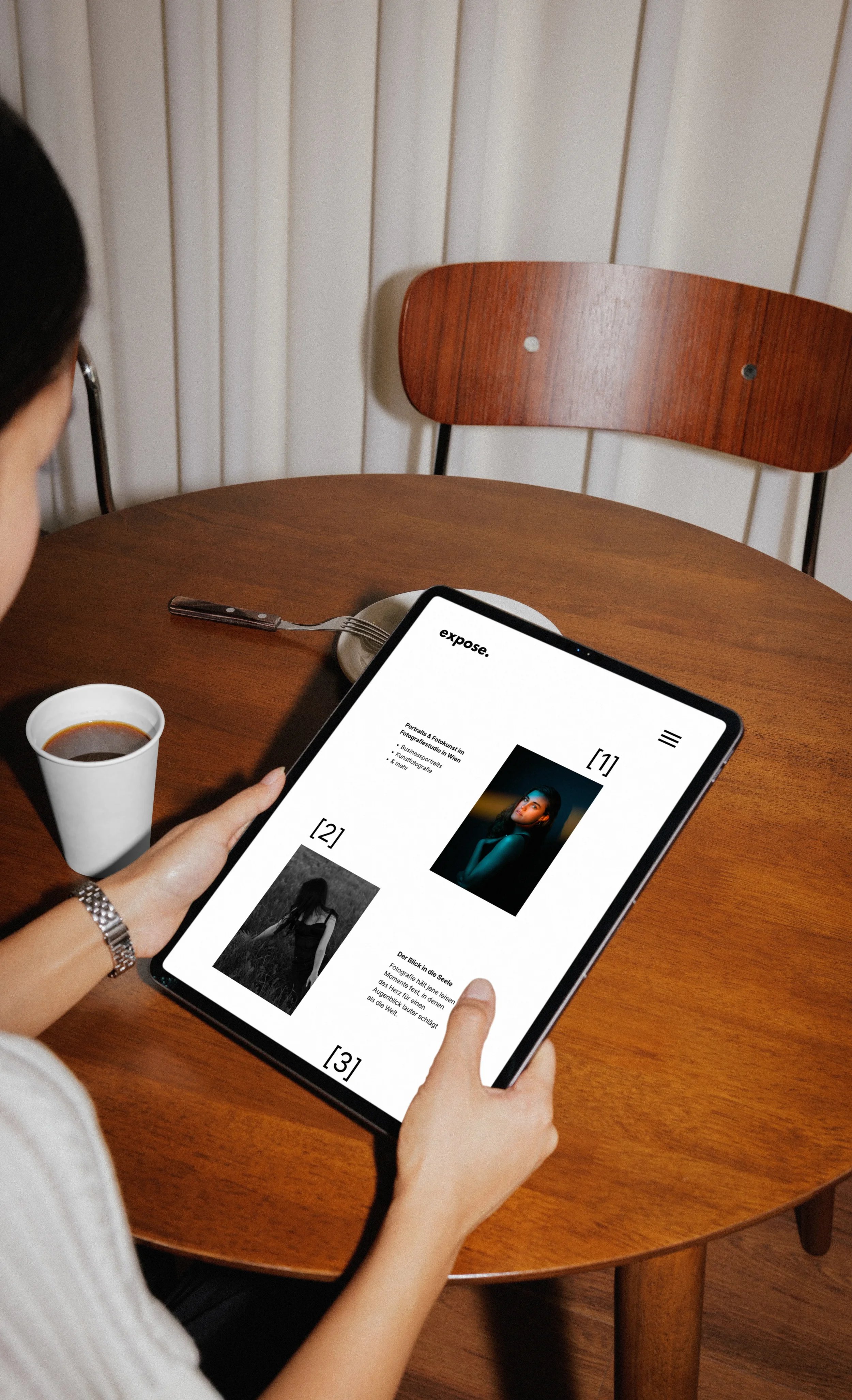 Eine Website von einem Fotografen die auf einem iPad dargestellt wird.