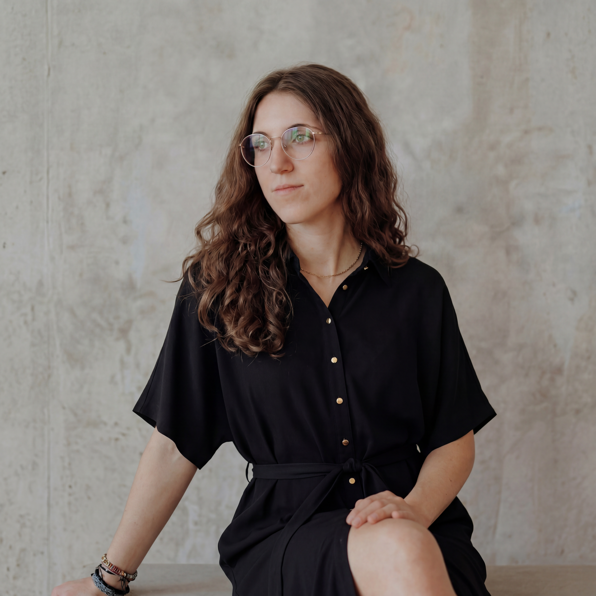 Porträt von Celina, Gründerin von Bloom Studio, einem Design Studio für Brand Design und Webdesign für selbstständige Unternehmer:innen und Dienstleister:innen mit Fokus auf einen authentischen und professionellen Markenauftritt.