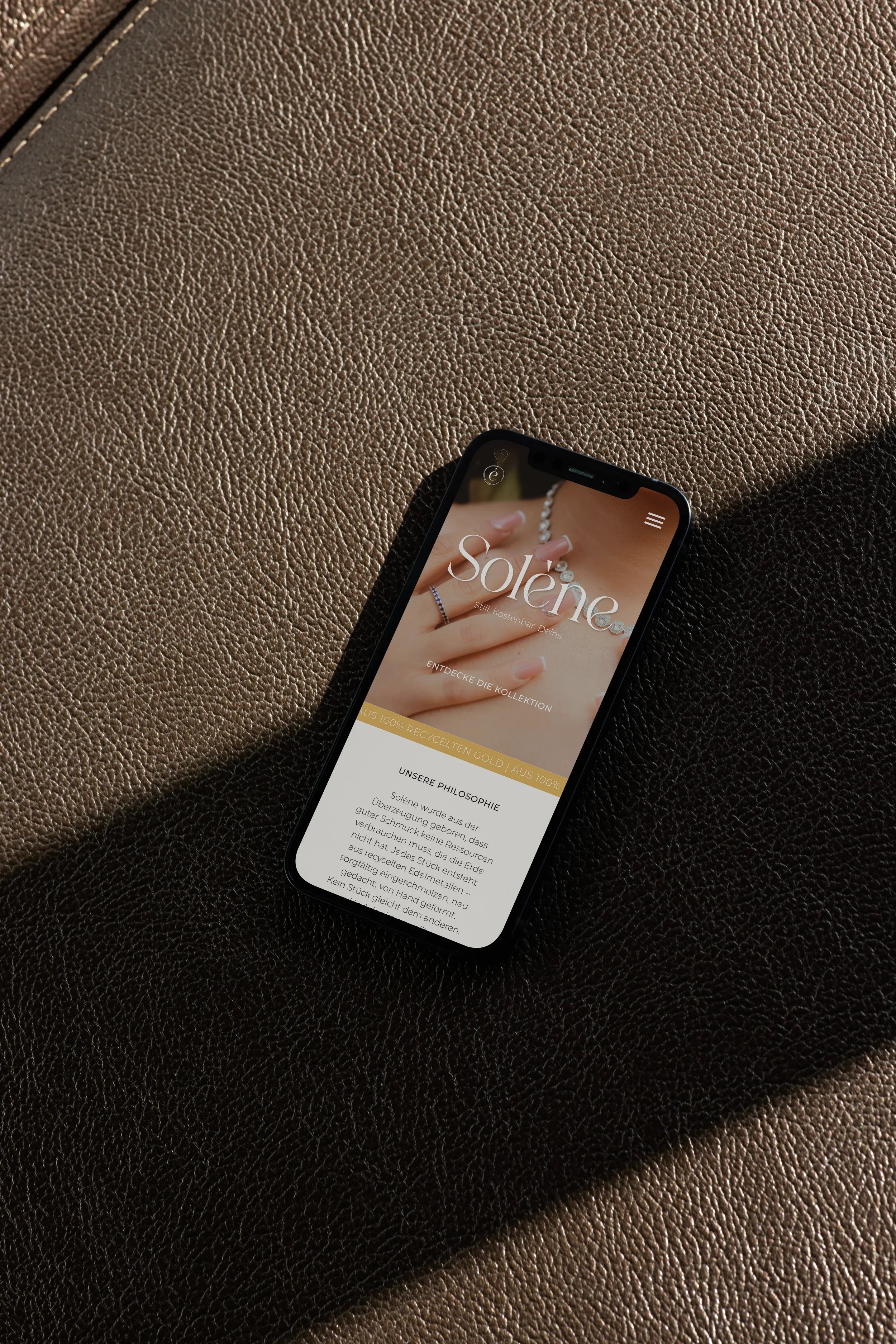 Eine Website einer Goldschmiedin auf einem iPhone dargestellt.