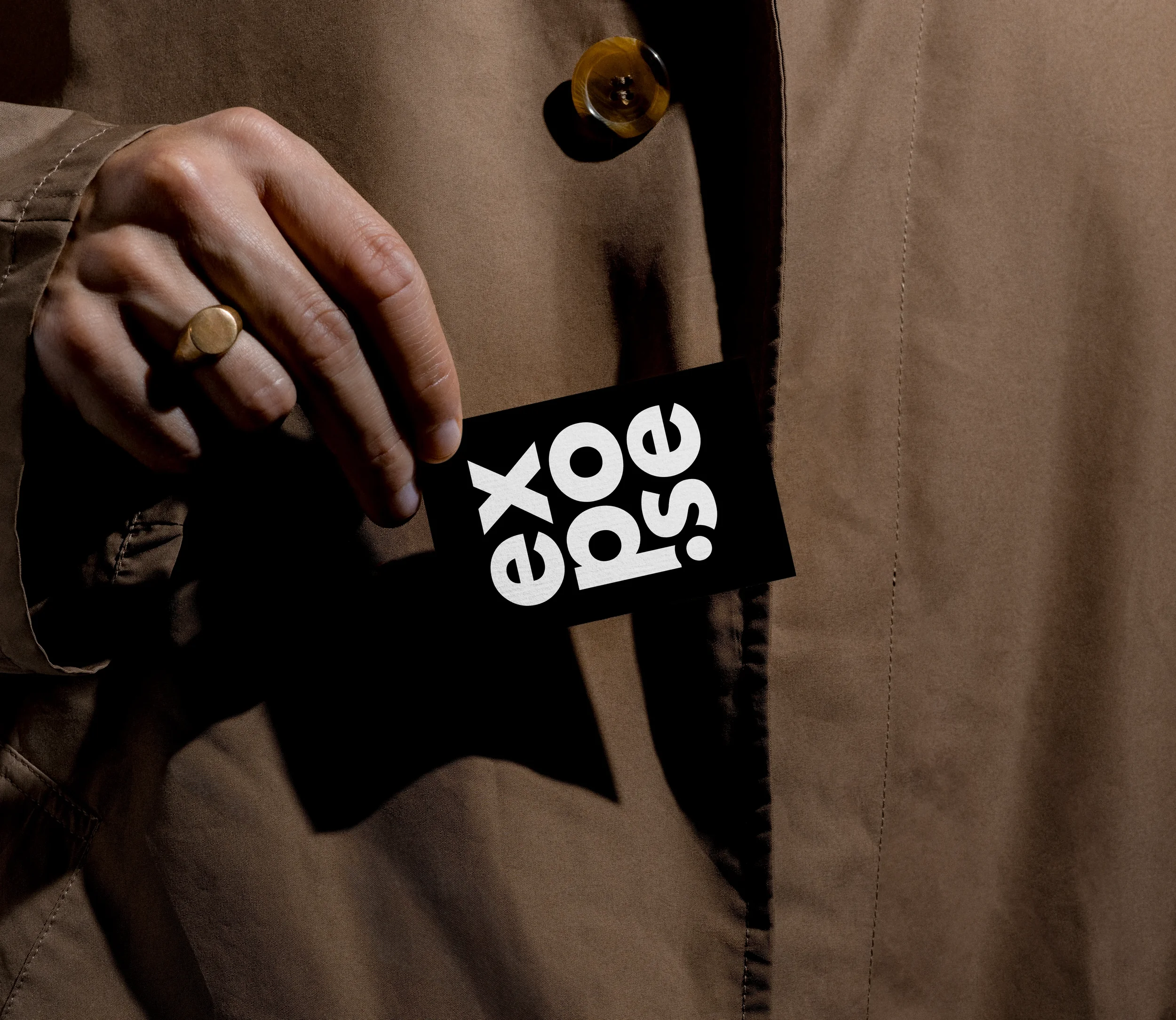 Eine schwarz-weiße Visitenkarte eines Fotografen.