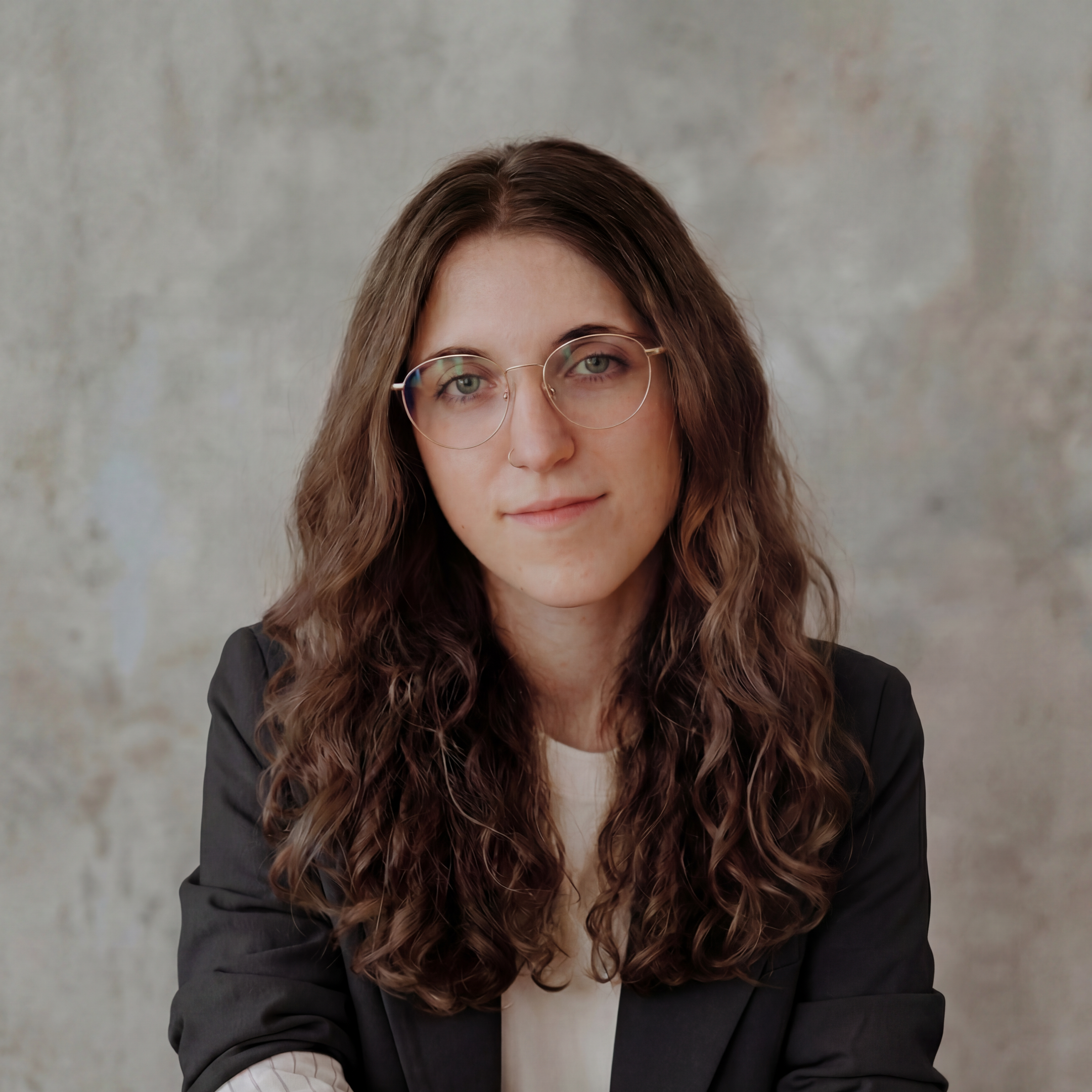 Celina, Gründerin von Bloom Studio, unterstützt Dienstleister:innen und Selbstständige mit hochwertigem Branding, Personal Brand Design und Squarespace Webdesign dabei, ihre Marke klar und eigenständig nach außen zu zeigen.
