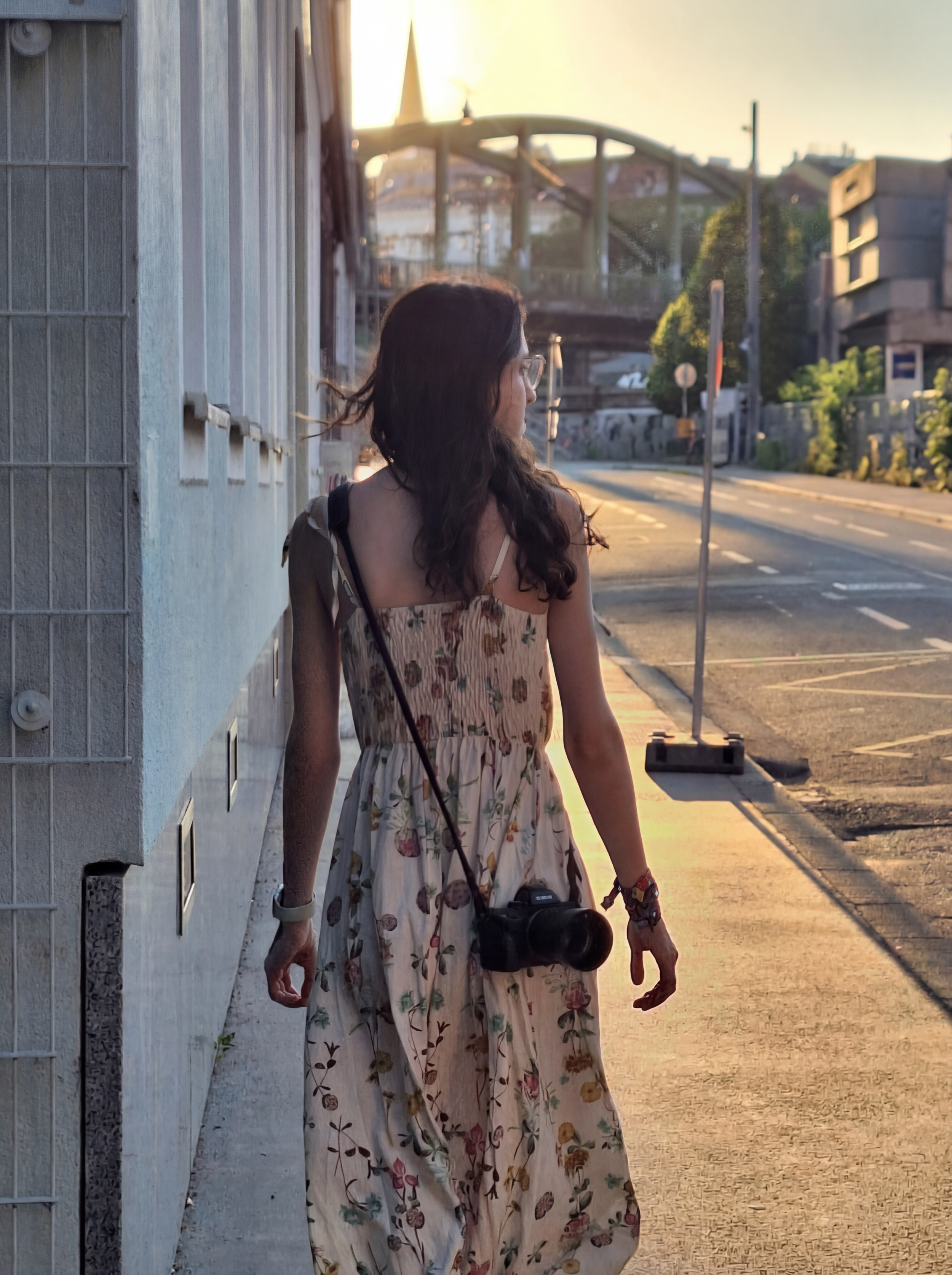 Authentisches Porträt von Celina, Web- und Brand Designerin bei Bloom Studio, mit Fokus auf visuelle Identität, Personal Branding und moderne Websites für Unternehmer:innen, die unabhängig sichtbar werden möchten.