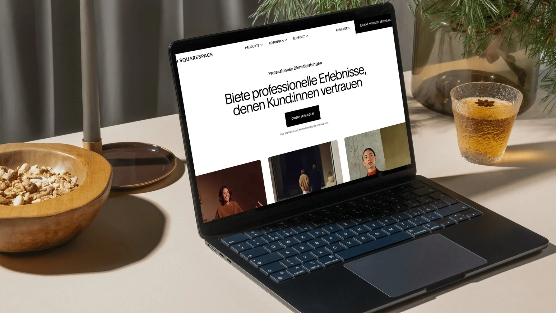 Ein geöffneter Laptop, der die Squarespace Homepage geöffnet hat, in der Mitte den Bildschirms befindet sich der Schriftzug "Biete professionelle Erlebnisse, denen Kund:innen vertrauen" gefolgt von einem Button mit "Direkt loslegen".