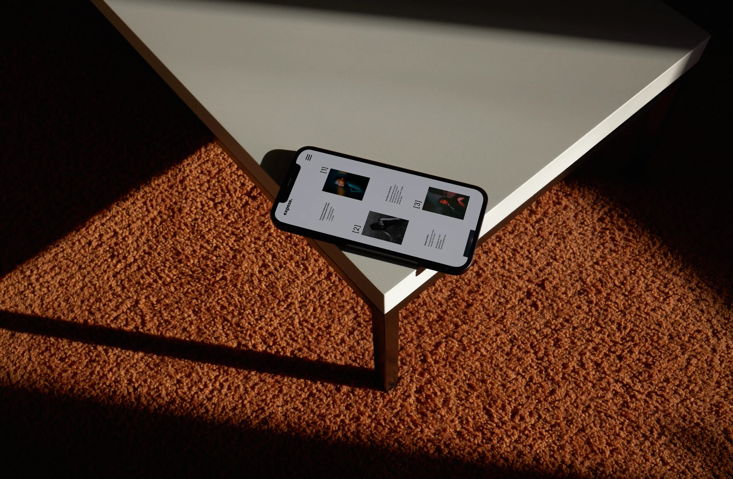 Eine Website eines Fotografen auf einem iPhone dargestellt.