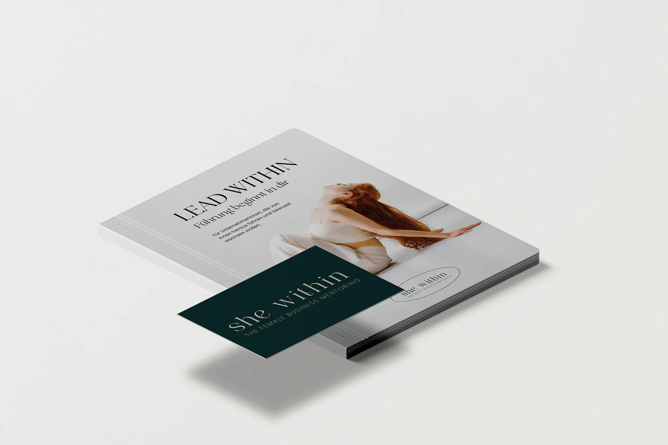 Die entwickelte Brand Identity vereint Logo Design, Typografie und Farbpalette zu einem stimmigen Corporate Design, das Persönlichkeit zeigt und die Werte der Marke auf hochwertige Weise transportiert.