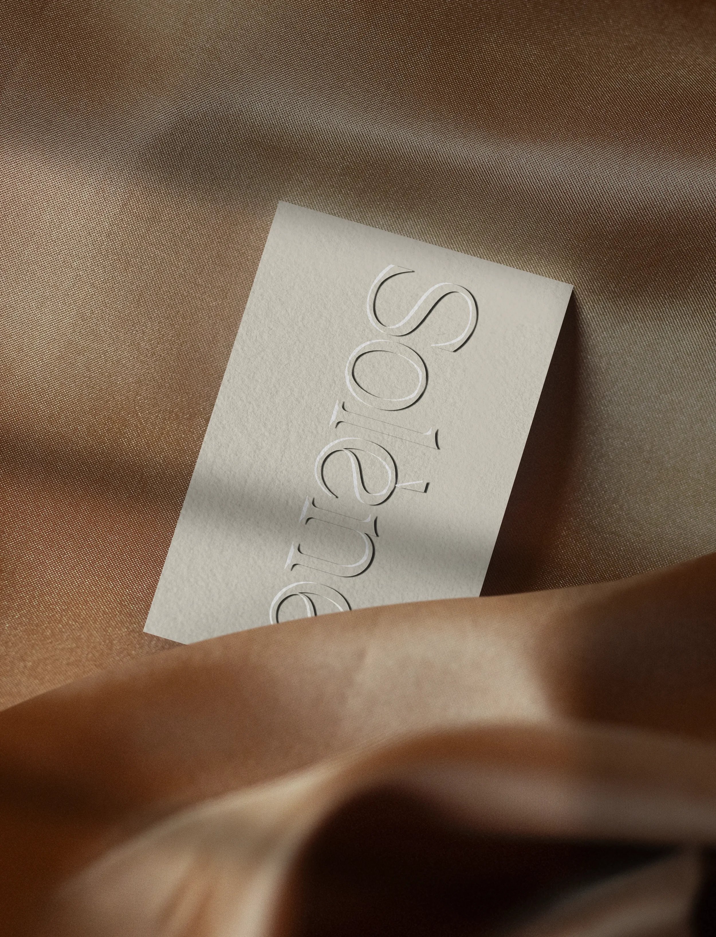 Eine Visitenkarte mit Letterpress-Effekt.