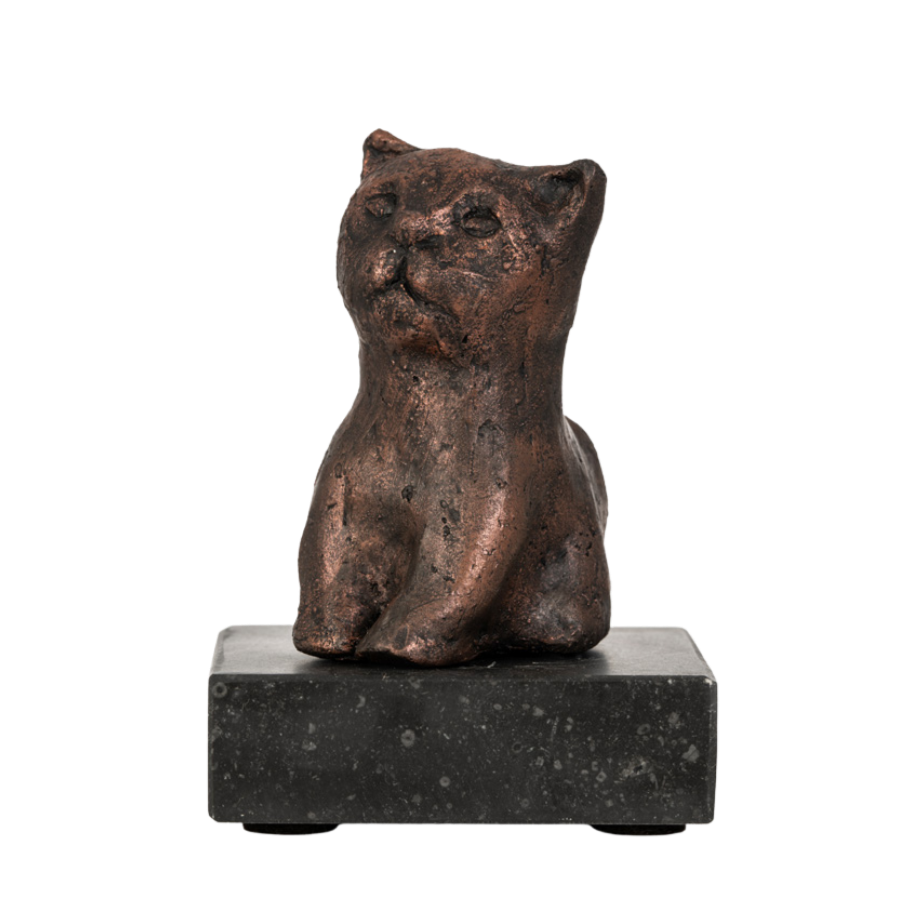 Bronzen beeld van een kat op een stenen sokkel