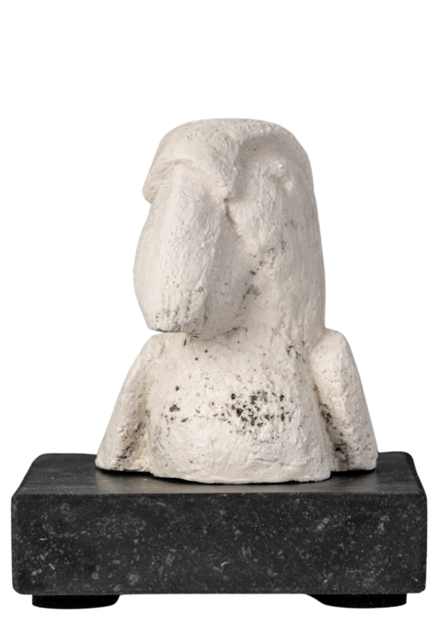 Een wit, abstract beeldhouwwerk van een menselijke figuur zonder gezicht, rustend op een zwarte basis.