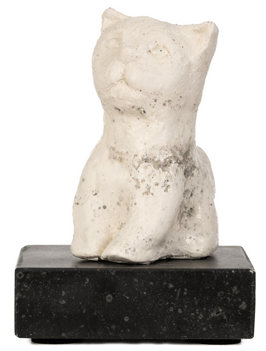 Gietijzeren sculptuur van een staande kat, witgekleurd, op een zwarte basis.