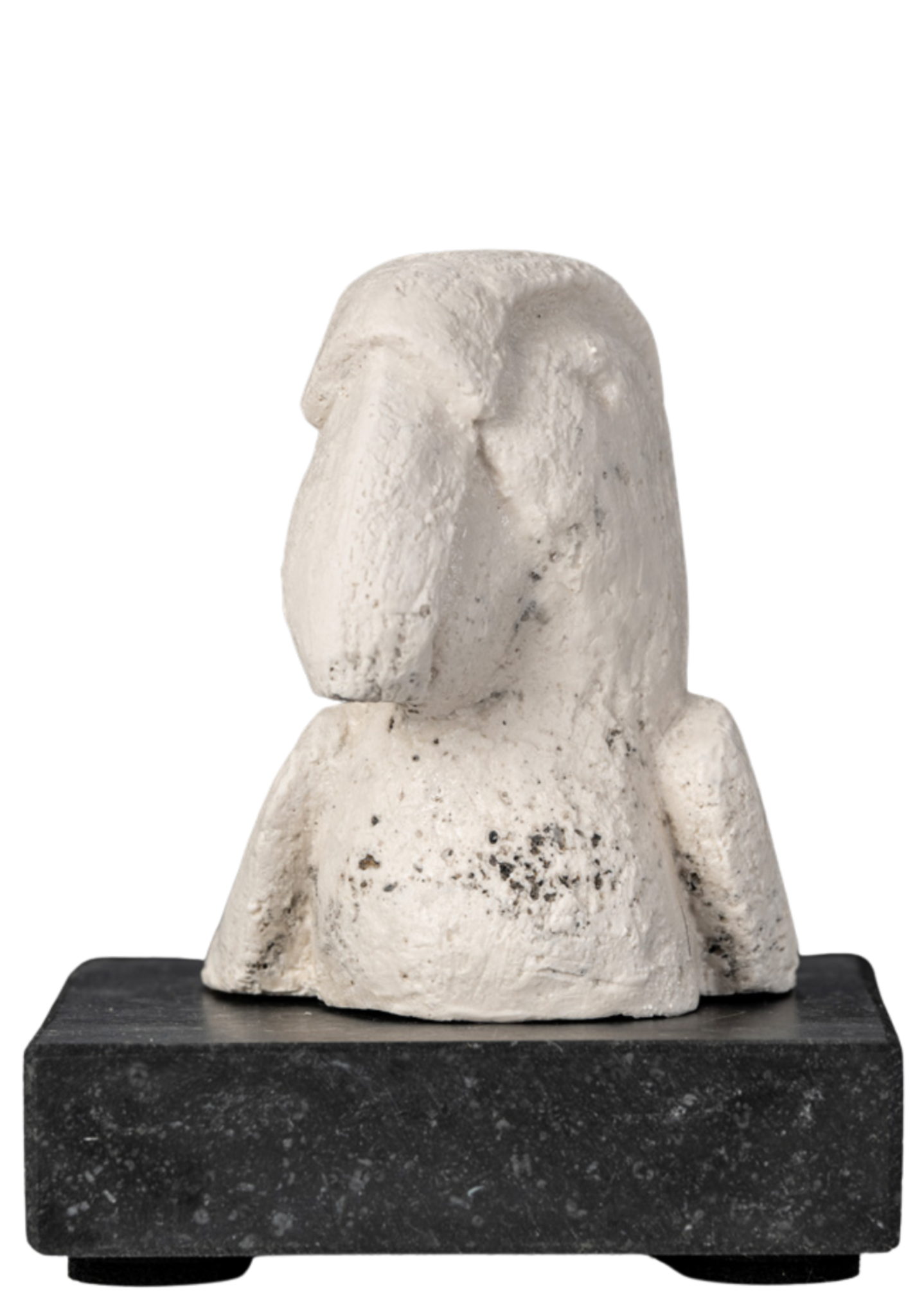 Kleine witte sculptuur van een persoon die met hand een hoofd bedekt, geplaatst op een zwarte sokkel.