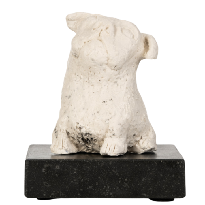 Ruwe witte monumentale beeld van een hond, geplaatst op een zwarte sokkel.