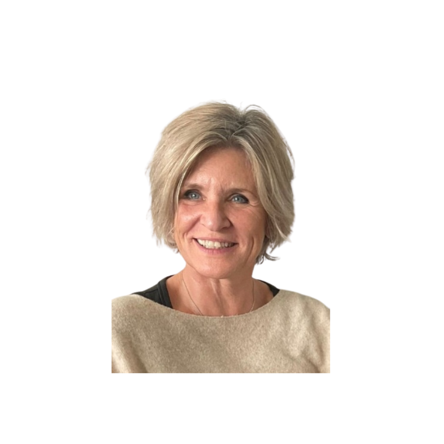 Close-up van een glimlijdende vrouw met kort, blond haar, blauwe ogen, en een lichte huid, gekleed in een grijs trui.