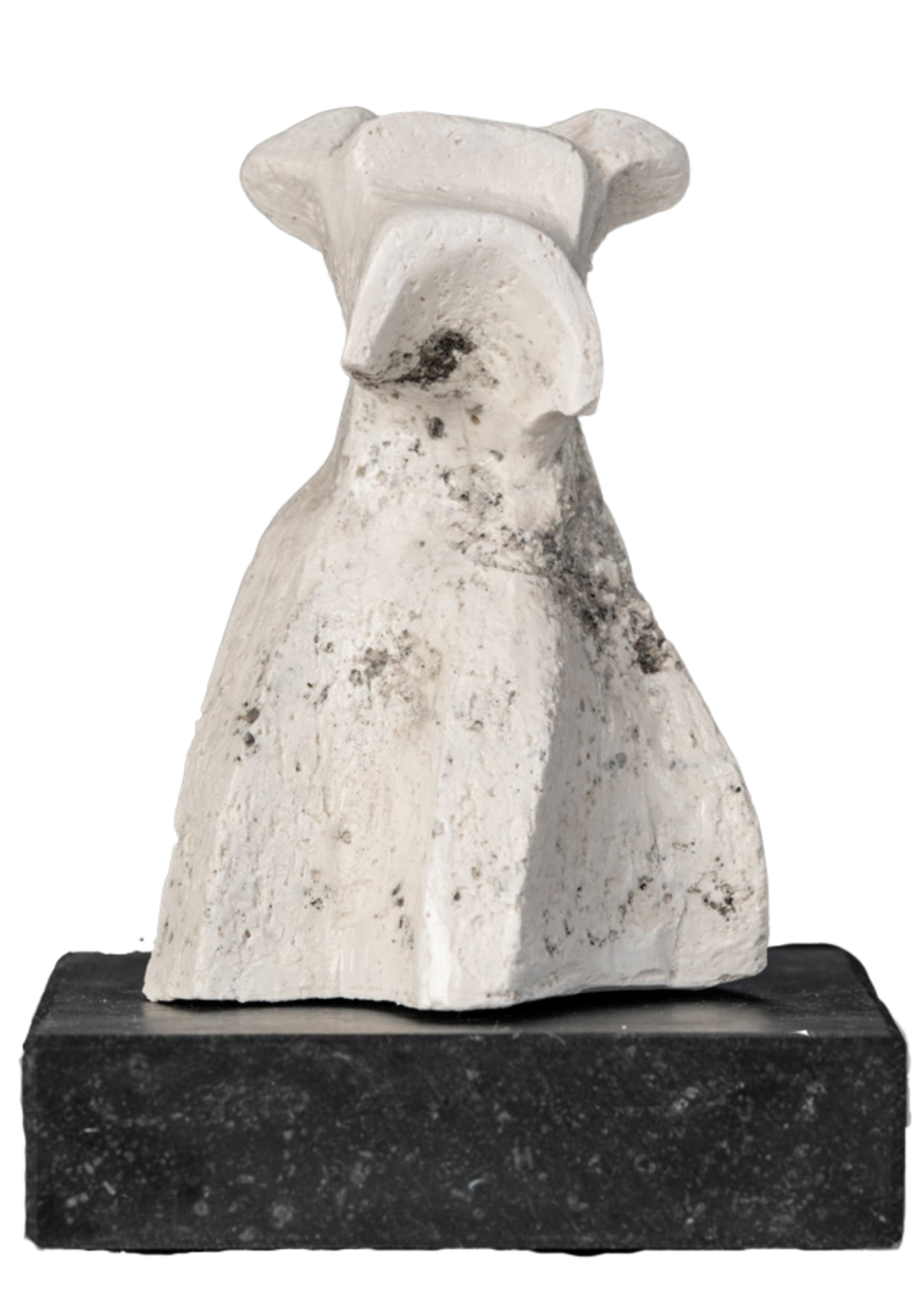Historische witte beeldhouwwerk van een dier, mogelijk een hond, op een zwarte sokkel.