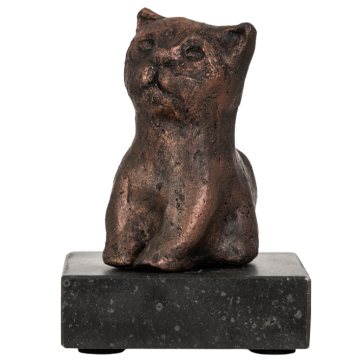 Bronzen beeld van een kat, zittend op een zwarte basis.