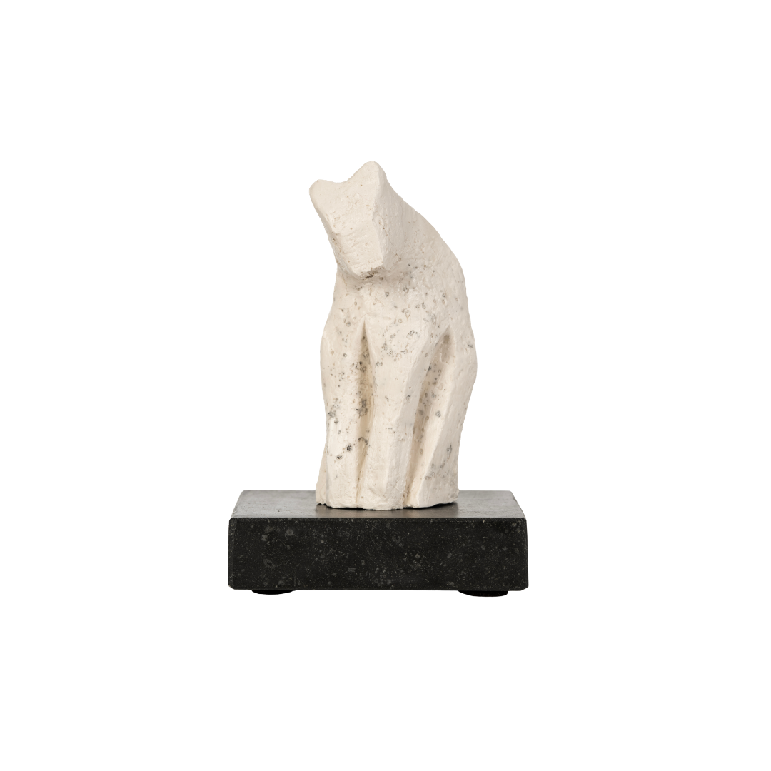 Gelei van een wit beeldhouwwerk van een abstracte vrouw, geplaatst op een zwarte sokkel.