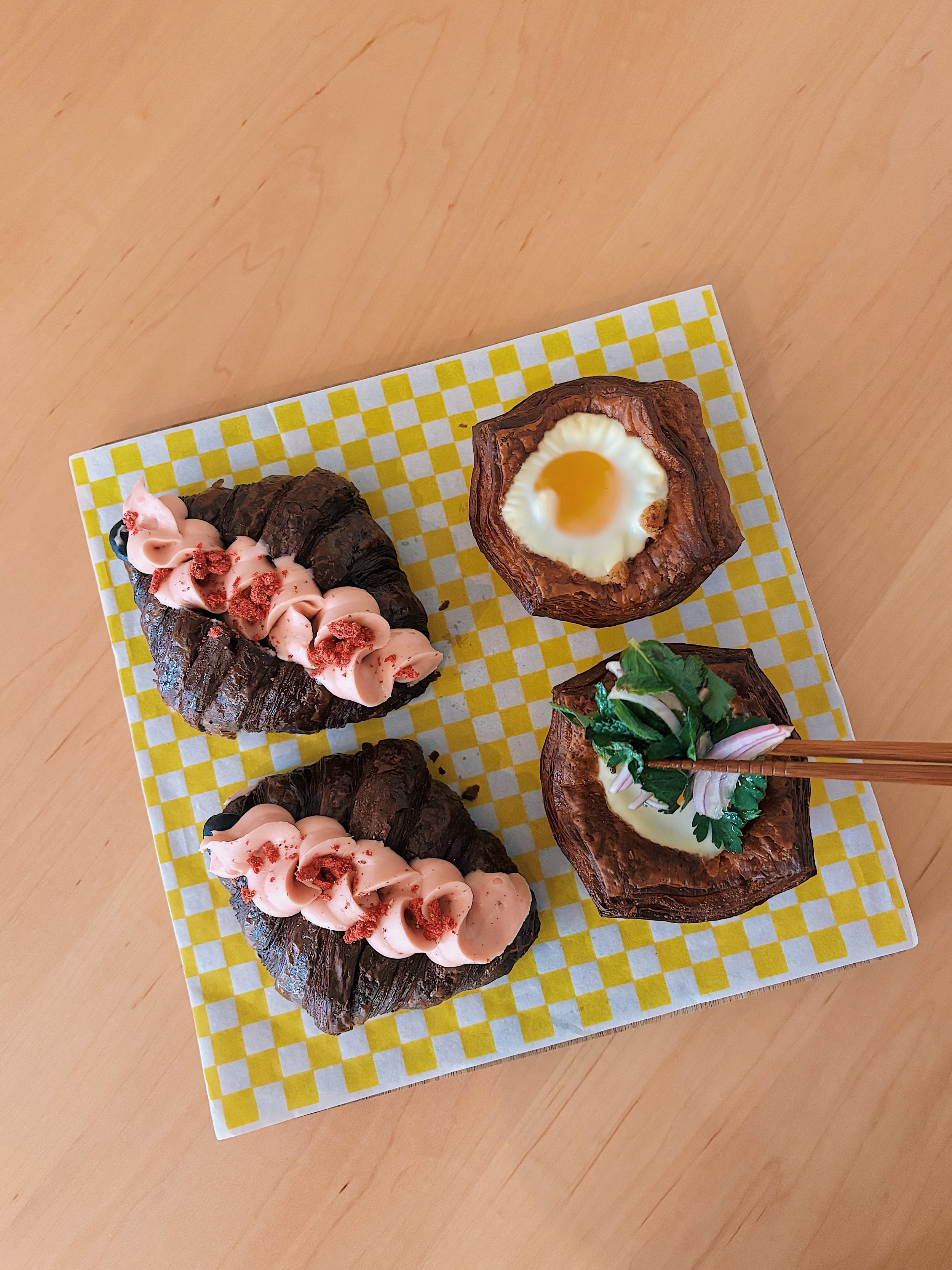 gooooood manilla mornin!!! ☀️

new pastry menu brought to you by our amazing friends at @panaderyasalvaje ✨

featuring:

🥐 ube croissant with strawberry ganache, double baked to perfection 😚🤌✨

🍳 chicken sisig pastry topped with egg, fresh herb s