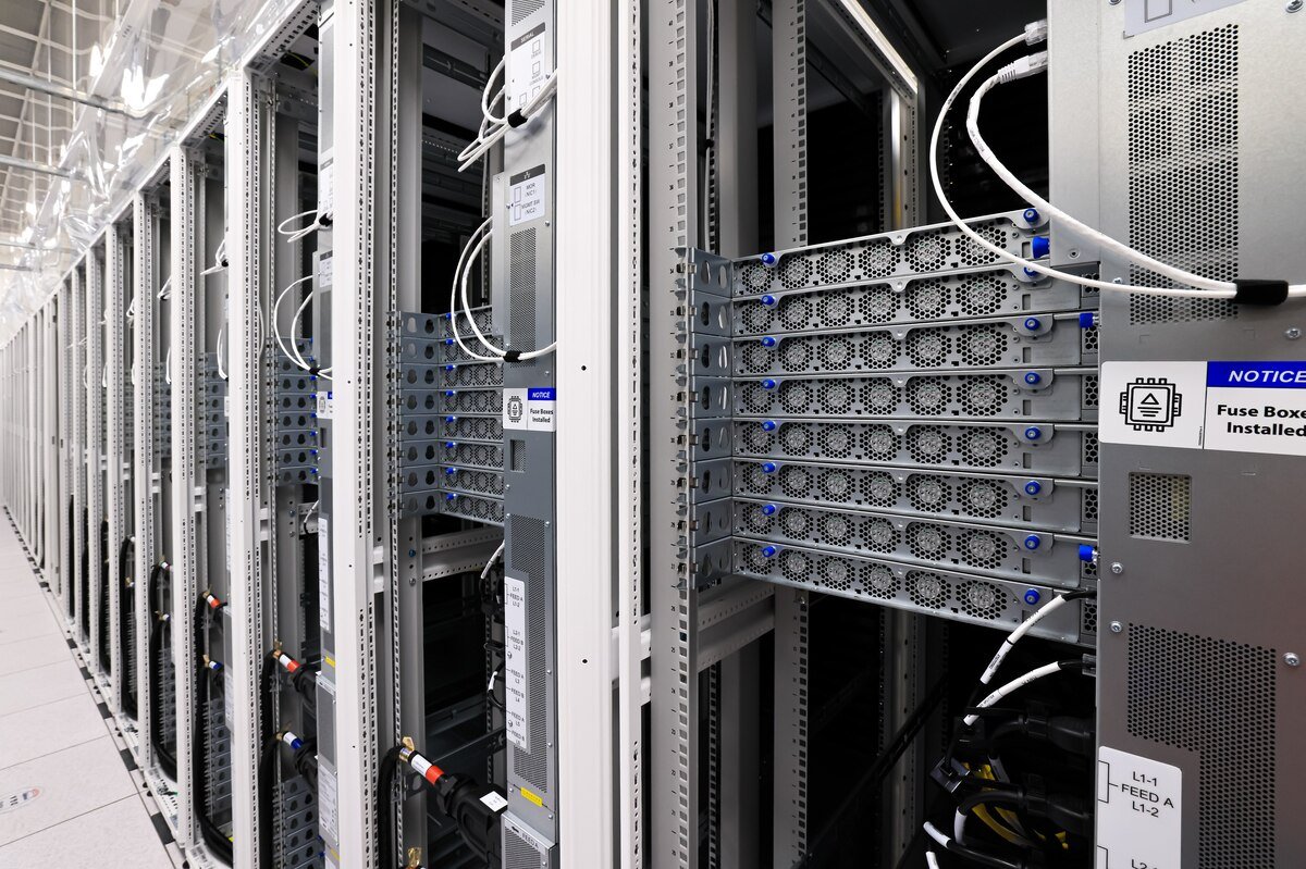 Filas de servidores y equipos de red en un centro de datos.