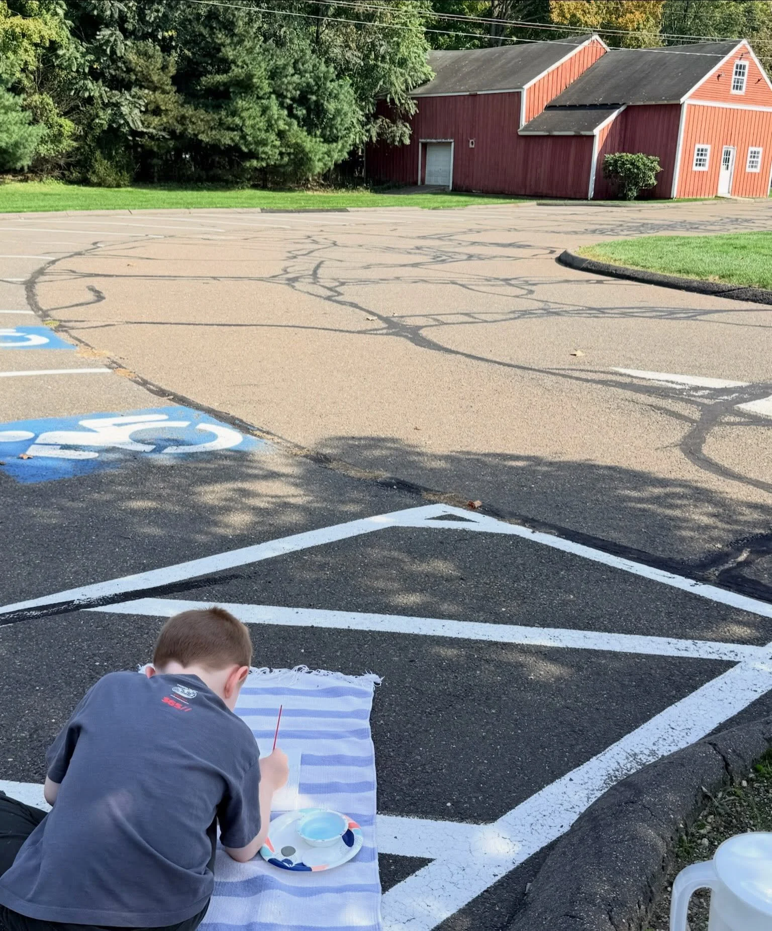 🎨🍂 Autumn Inspiration at Hunt Ridge! 🍁

Our little artists took their creativity outdoors, using our beautiful barn and the changing colors of autumn as their inspiration! 🖌️

Taking inspiration from our barn on campus, they first used a chalkboa