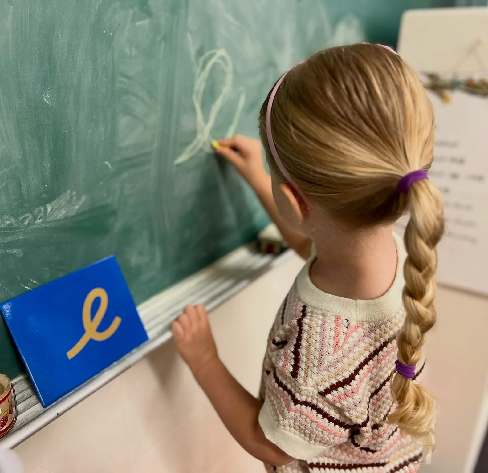 ✏️✨ The Beauty of Cursive! The flowing, connected movements of cursive support fine motor development, hand-eye coordination, and muscle memory. Because letters are joined together, children begin to recognize words as a whole, strengthening the conn