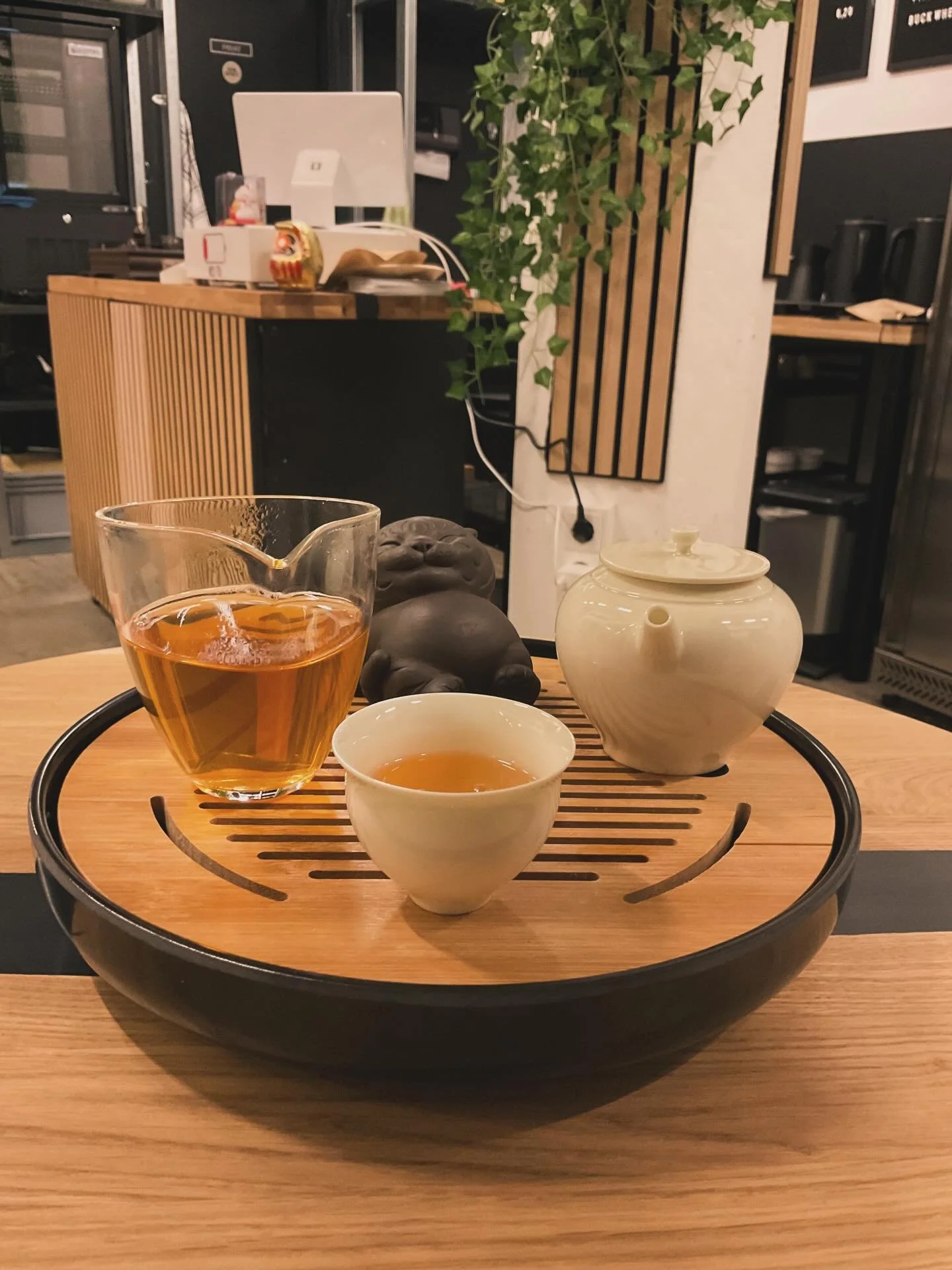 Ist es eine Kanne voll Gold!? Nein. Wohl eher unser Duckshit.

Aber keine Sorge. Bei dem Laocong, auch genannt Duck Shit, handelt es sich nicht um echte Enten Kacke.
Hierbei handelt es sich um einen herrlichen Oolong, der cremig, floral und leicht mi